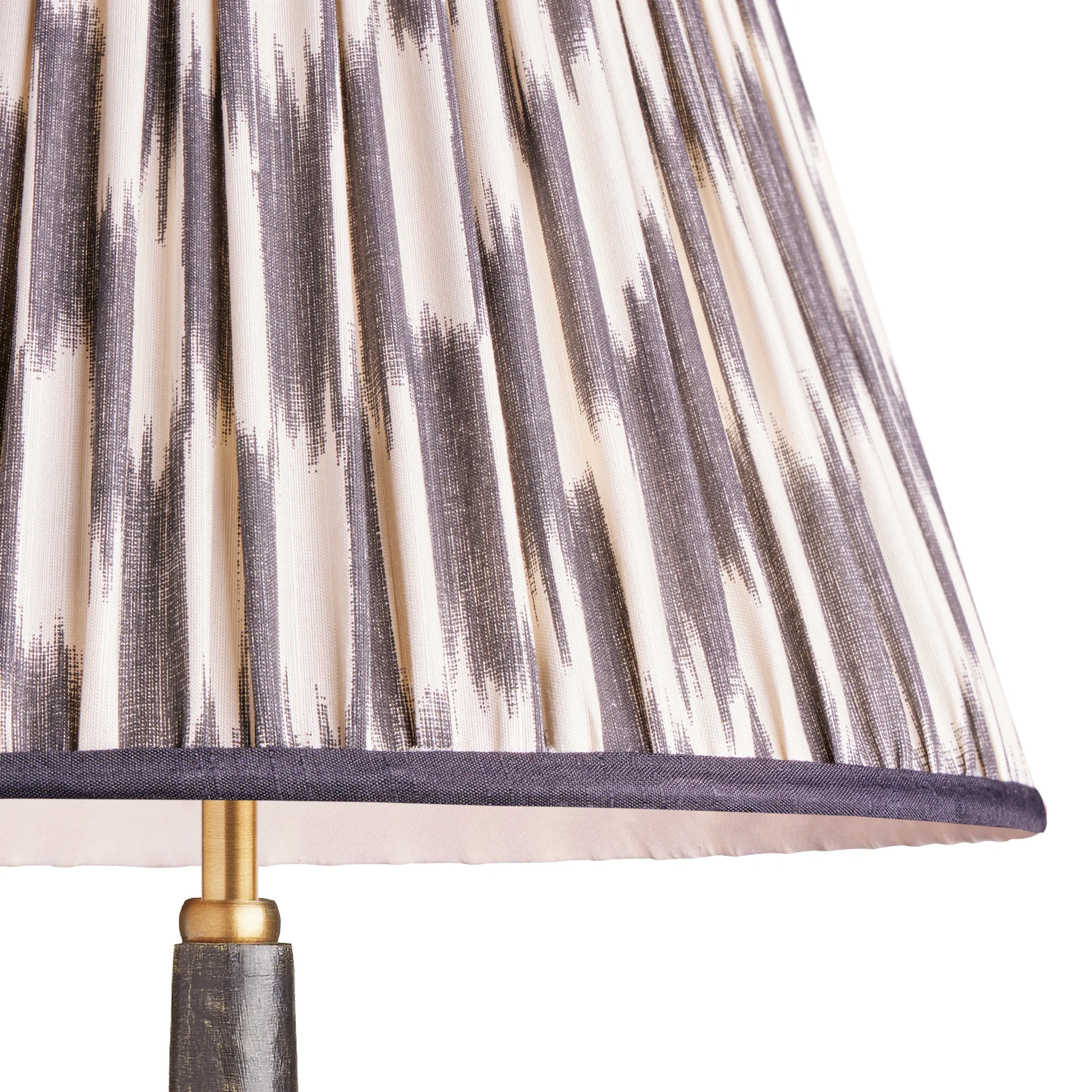 20cm empire silk ikat shade in black and cream Atlas - Image 2