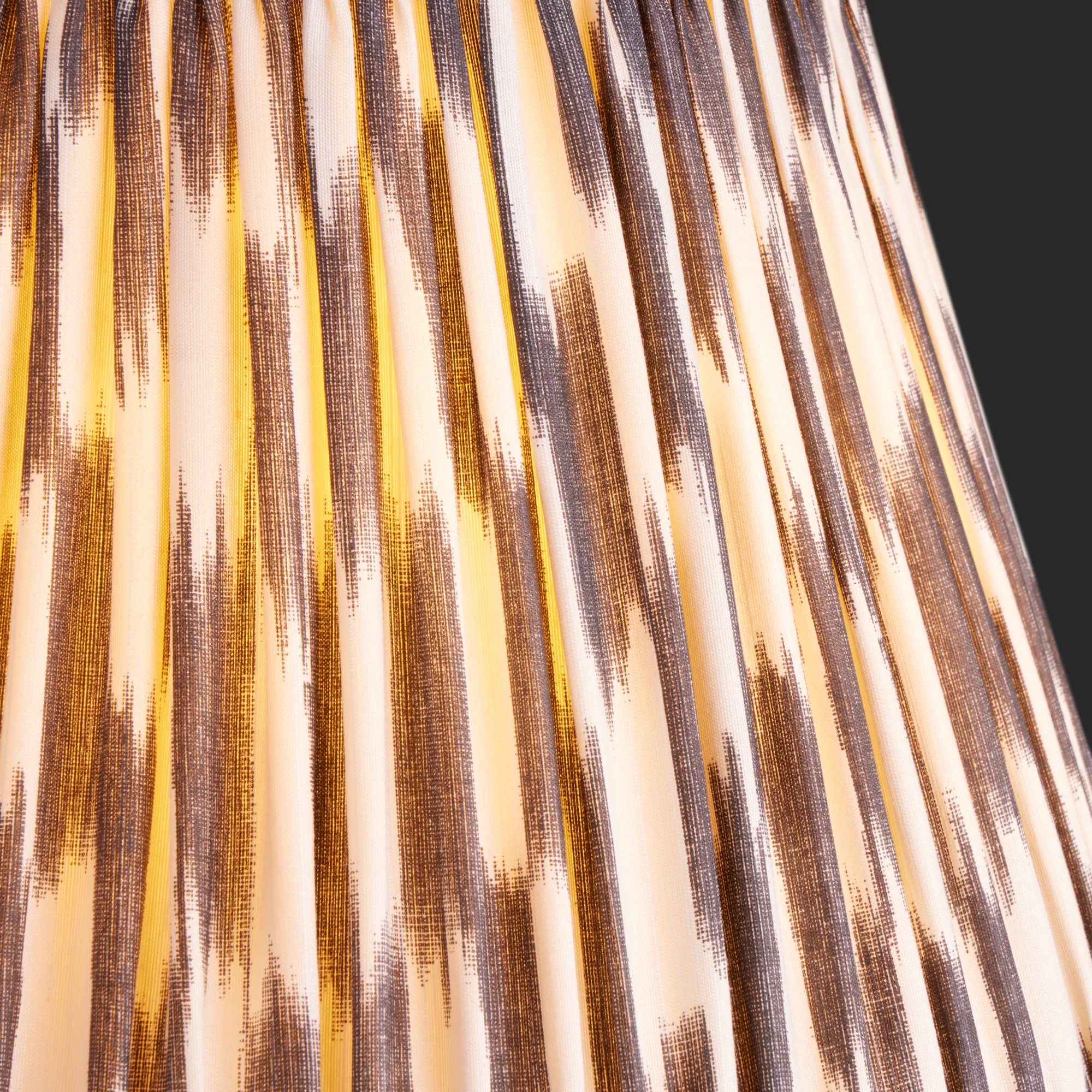 20cm empire silk ikat shade in black and cream Atlas - Image 3