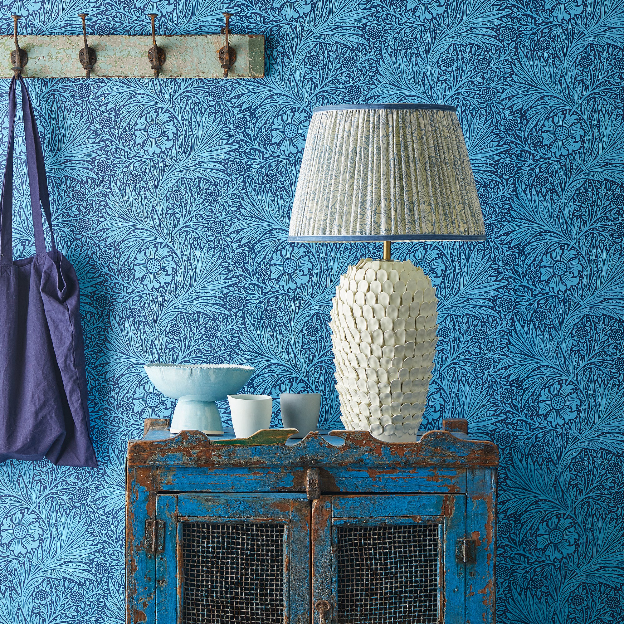25cm empire shade in China blue Marigold linen by Morris & Co. - Image 5