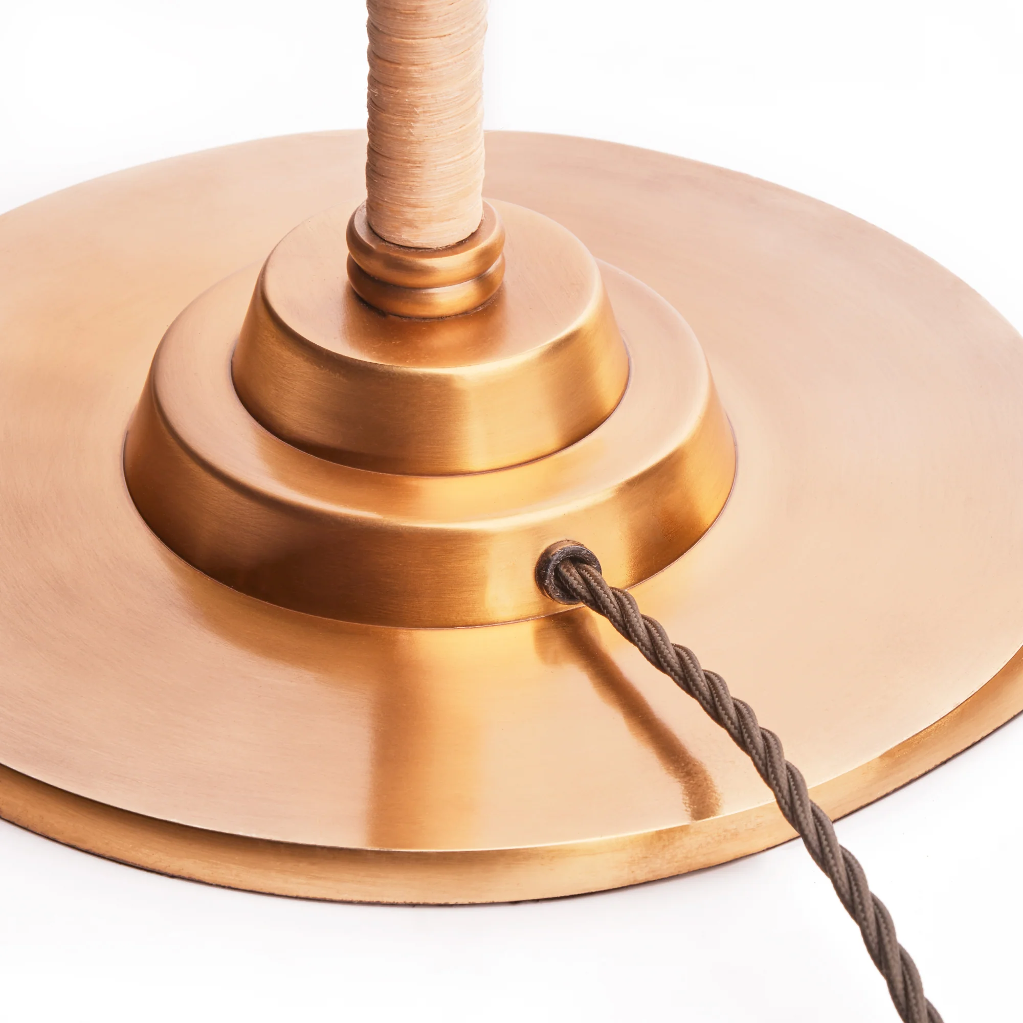 Abel standing lamp in brass and natural rattan - Image 4