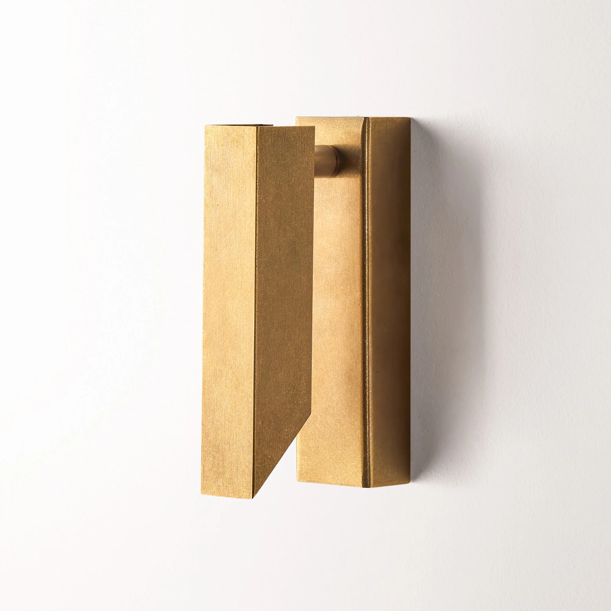 Andor IP54 adjustable wall light in brass - Image 2