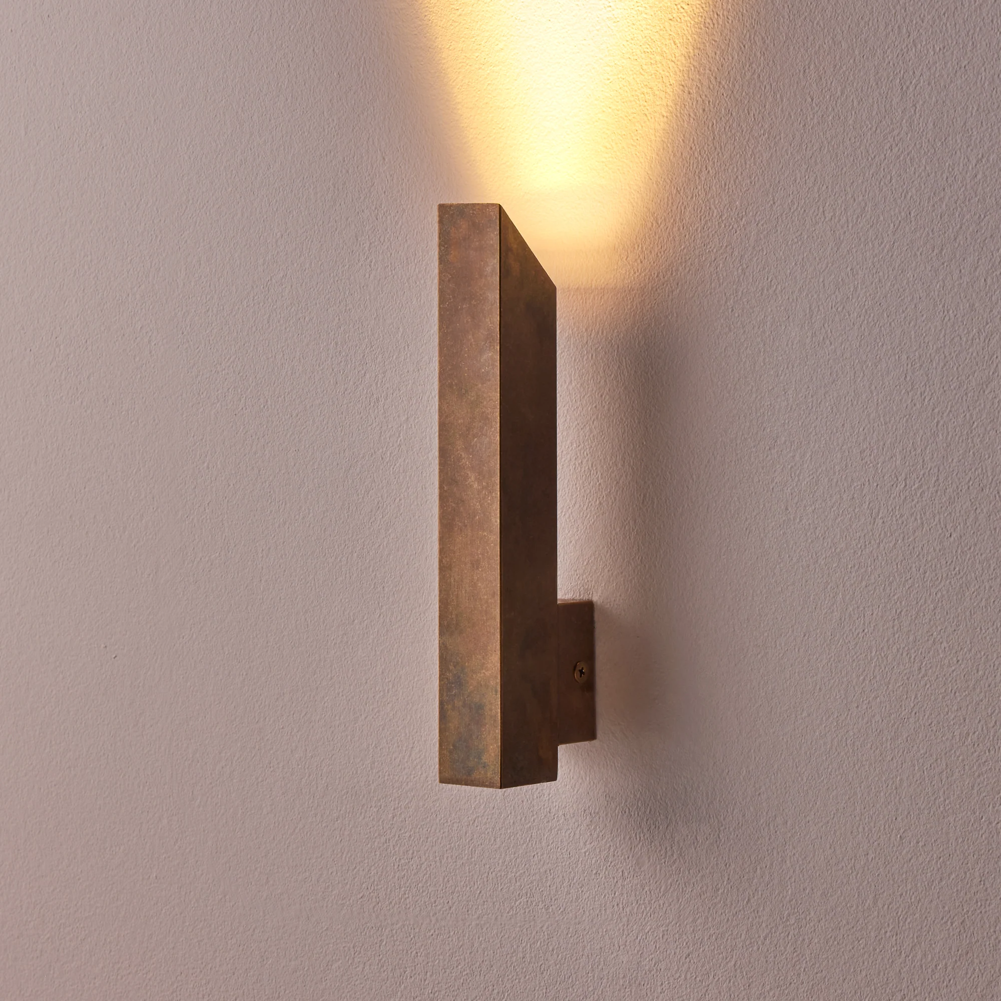 Andor IP54 uplighter in brass - Image 2