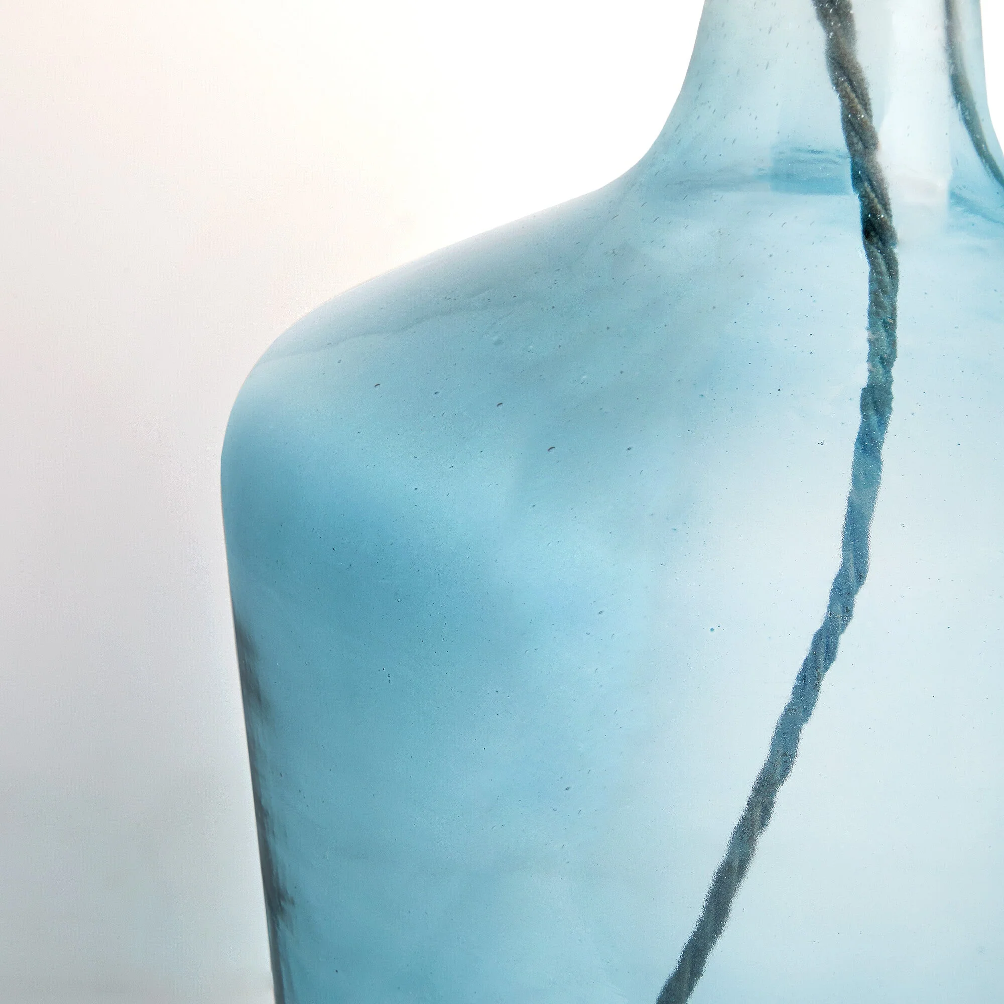 Arnie table lamp in blue glass - Image 3