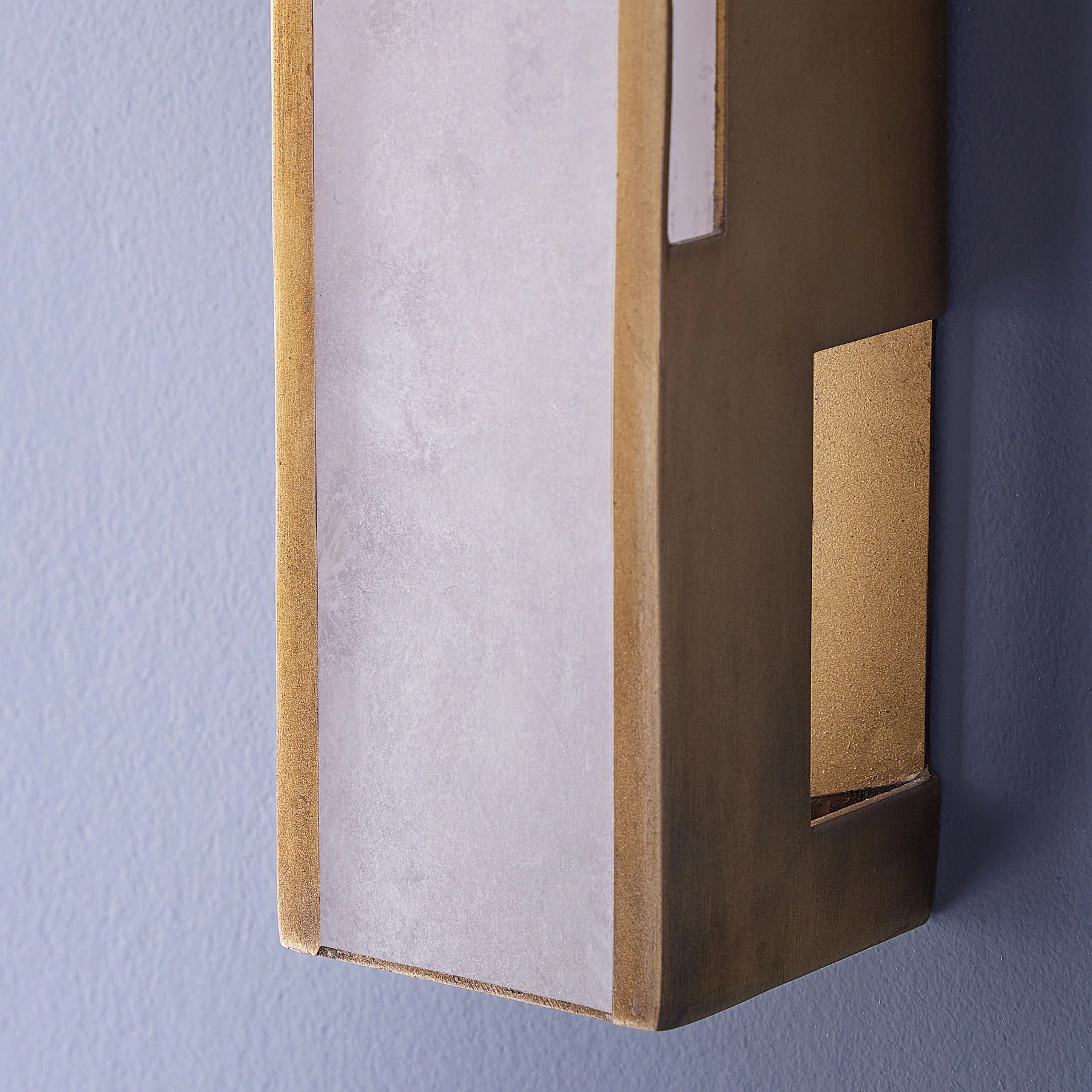 Aspasia wall light in alabaster and brass finish - Image 3