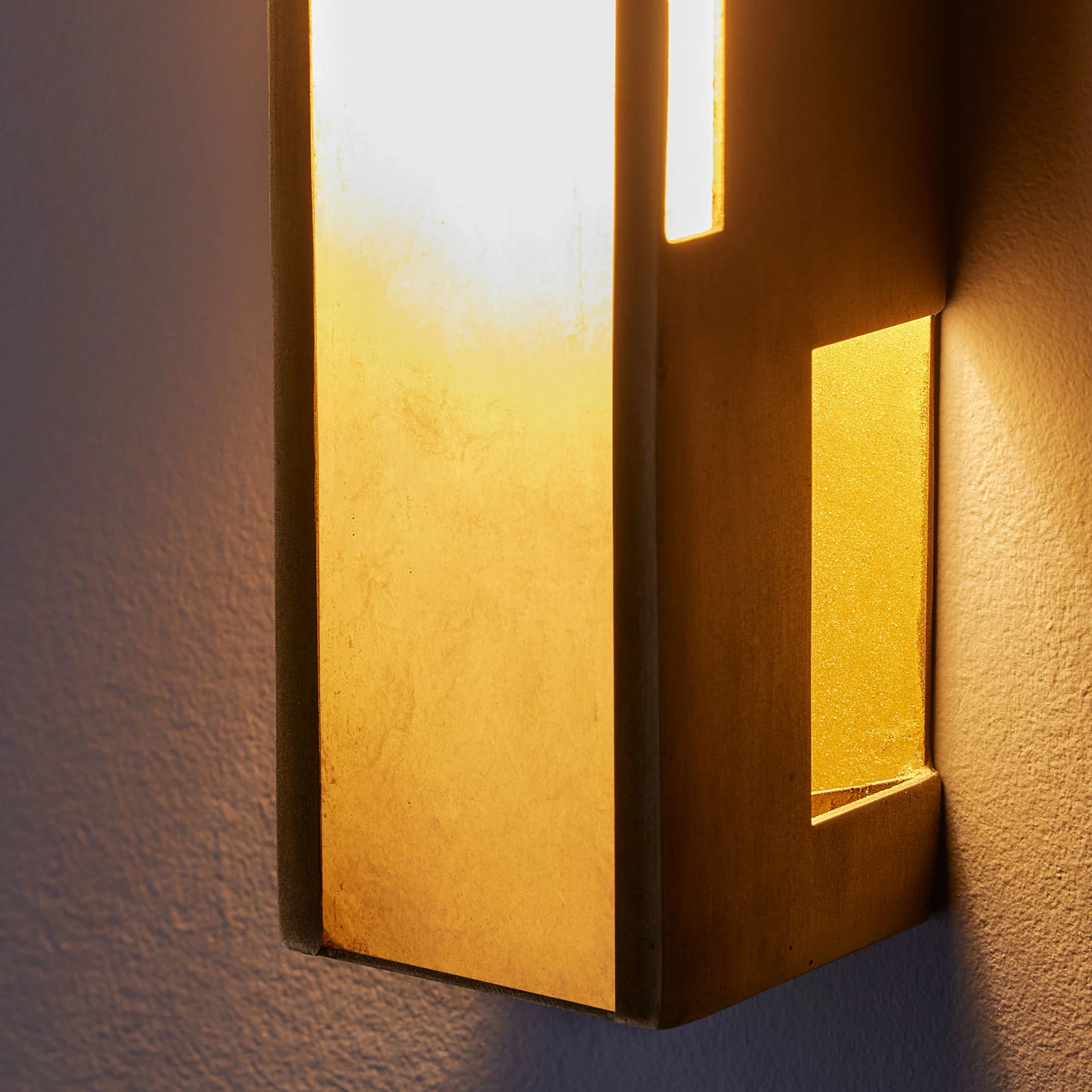 Aspasia wall light in alabaster and brass finish - Image 4