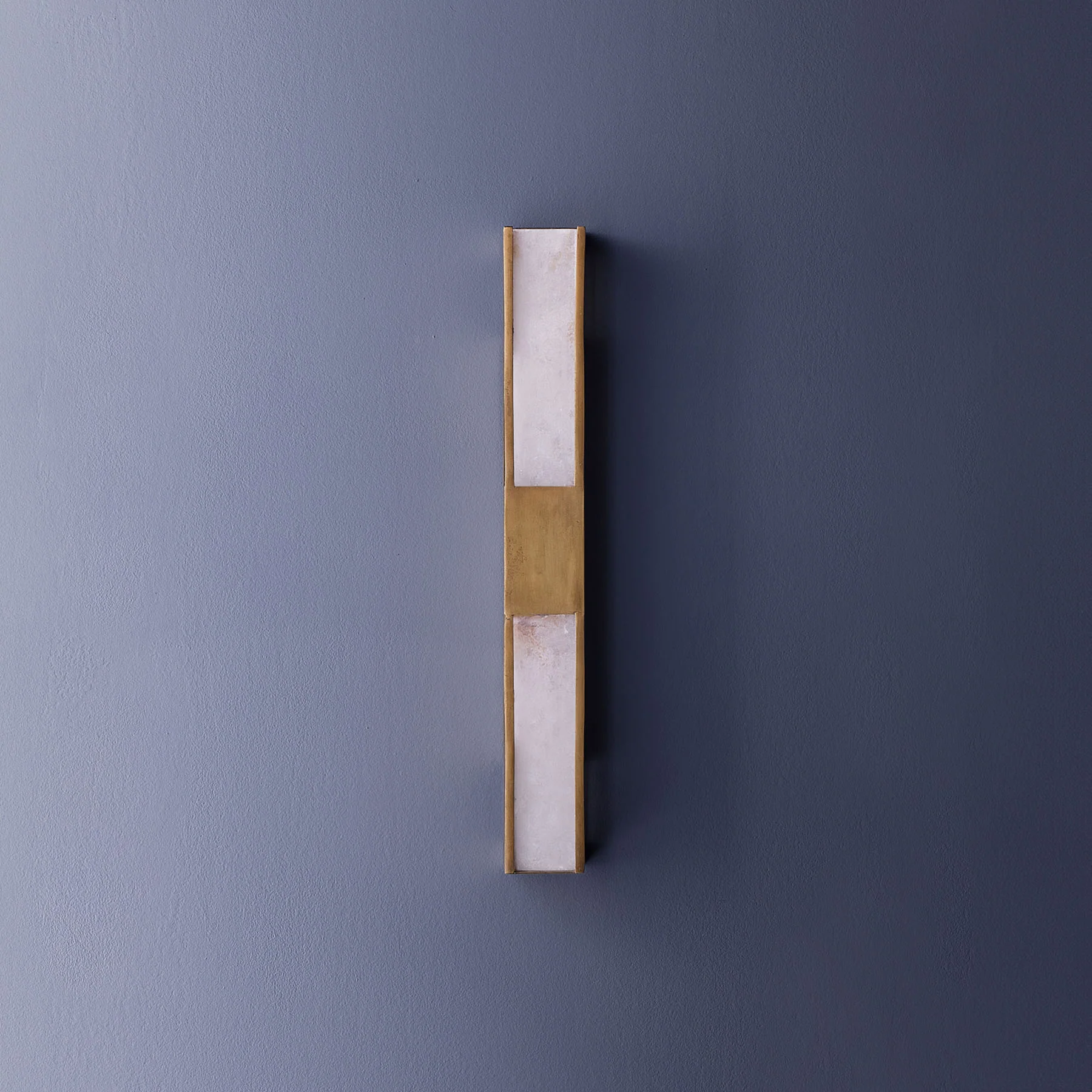 Aspasia wall light in alabaster and brass finish - Image 5