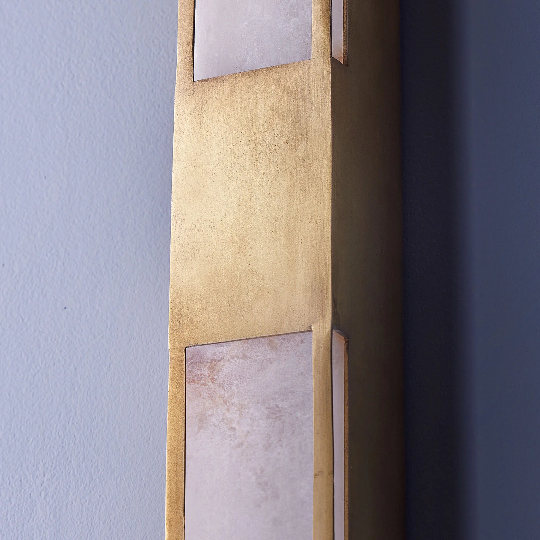 Aspasia wall light in alabaster and brass finish - Image 7