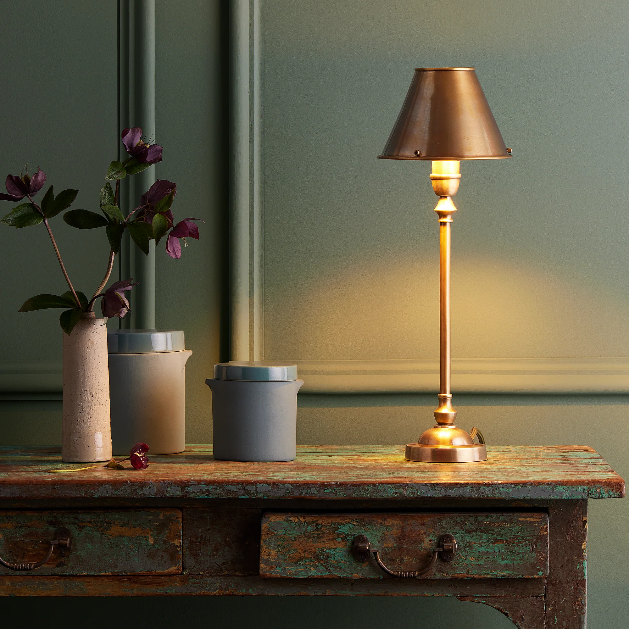 Bartlett table lamp in aged brass - Image 2