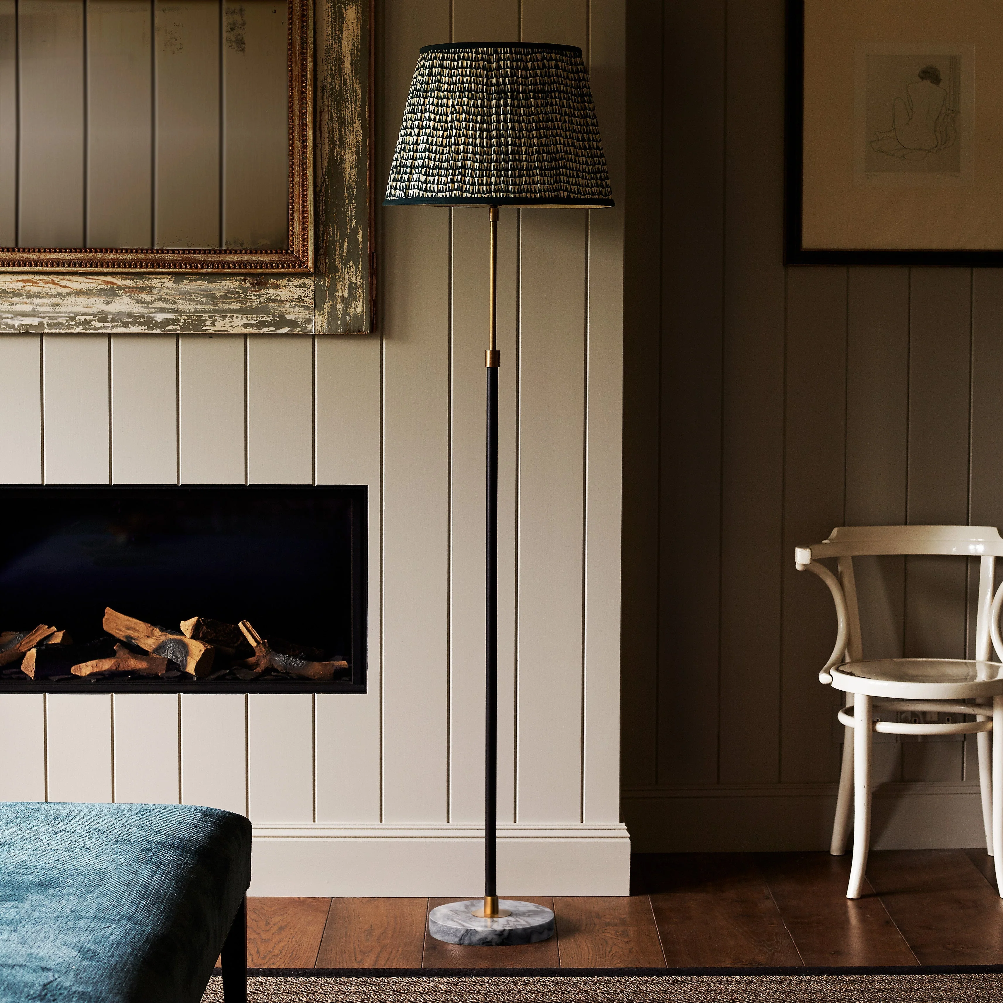 Black Monday floor lamp in antiqued brass - Image 9