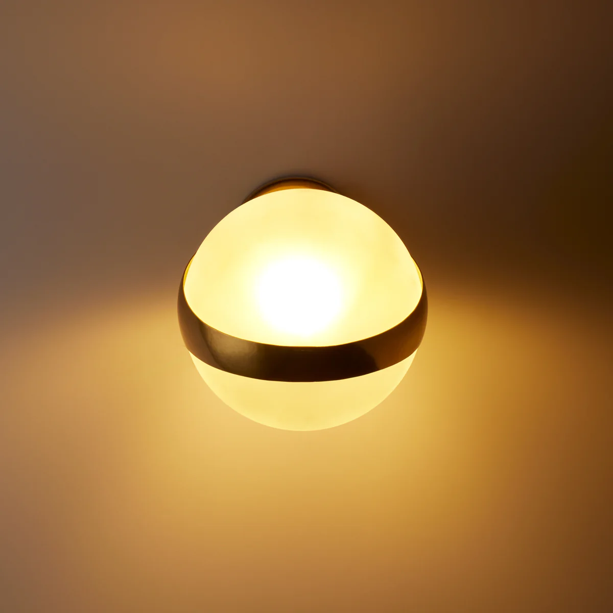 Buzz wall light in brass and frosted glass - Image 11
