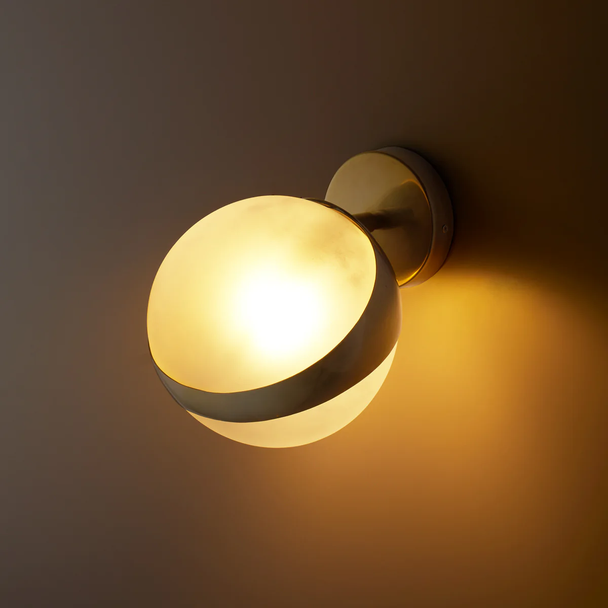 Buzz wall light in brass and frosted glass - Image 3