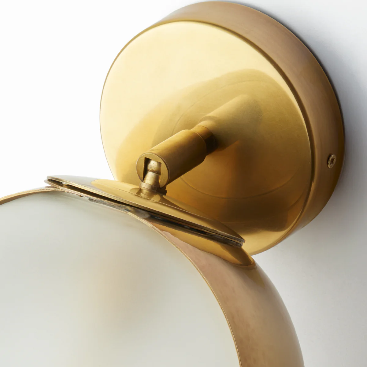 Buzz wall light in brass and frosted glass - Image 4