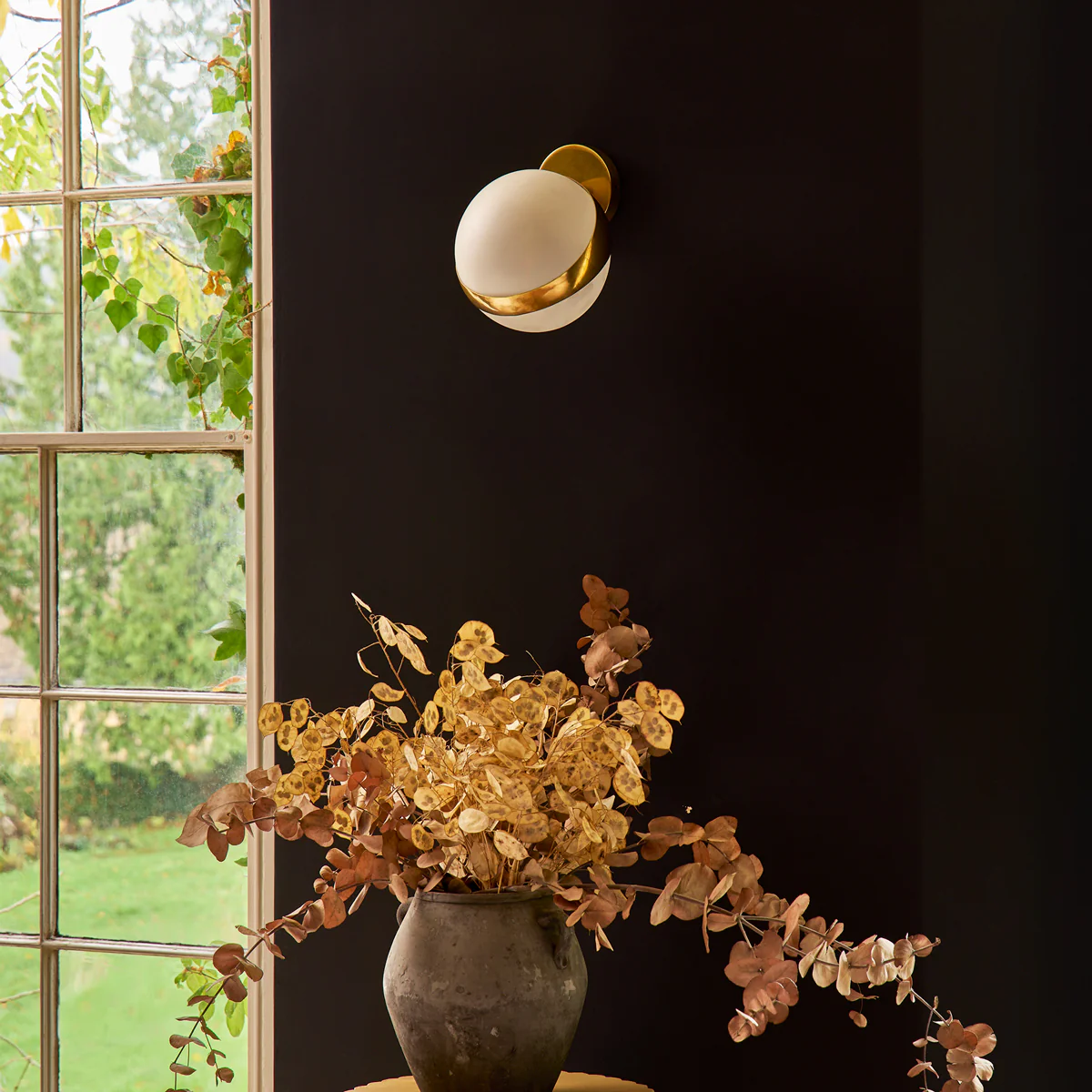 Buzz wall light in brass and frosted glass - Image 6
