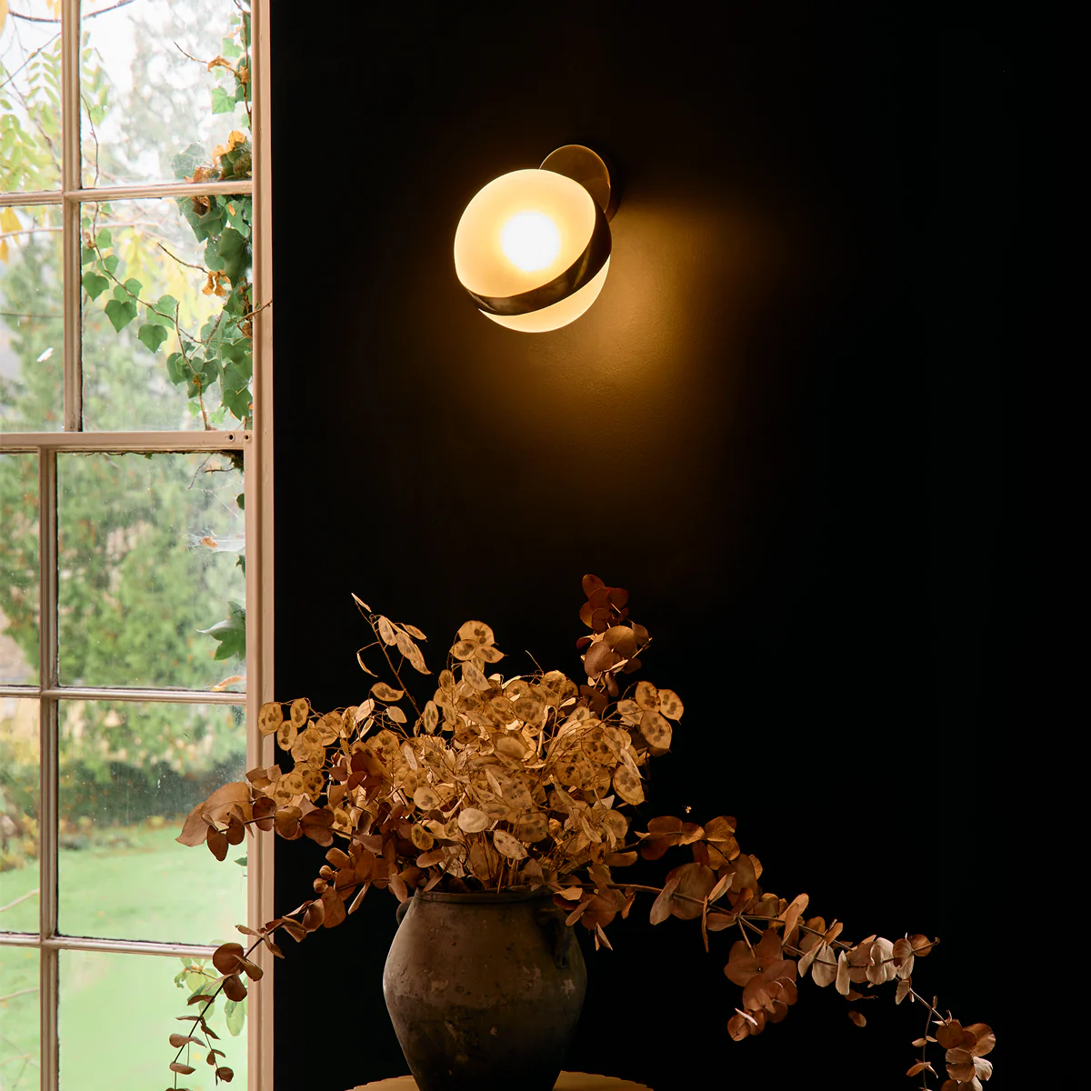 Buzz wall light in brass and frosted glass - Image 7
