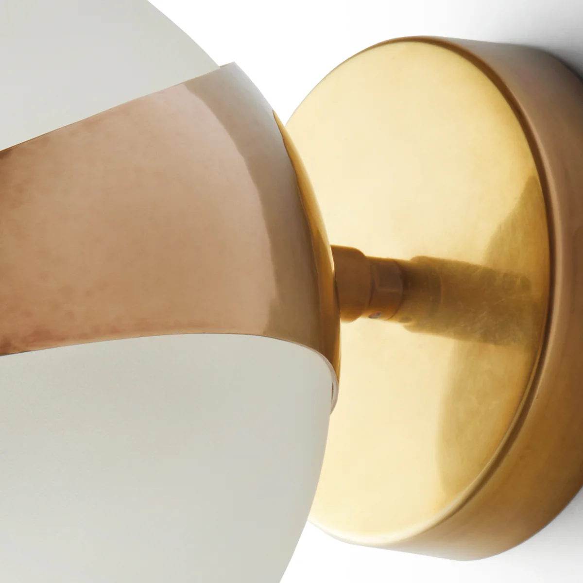 Buzz wall light in brass and frosted glass - Image 8