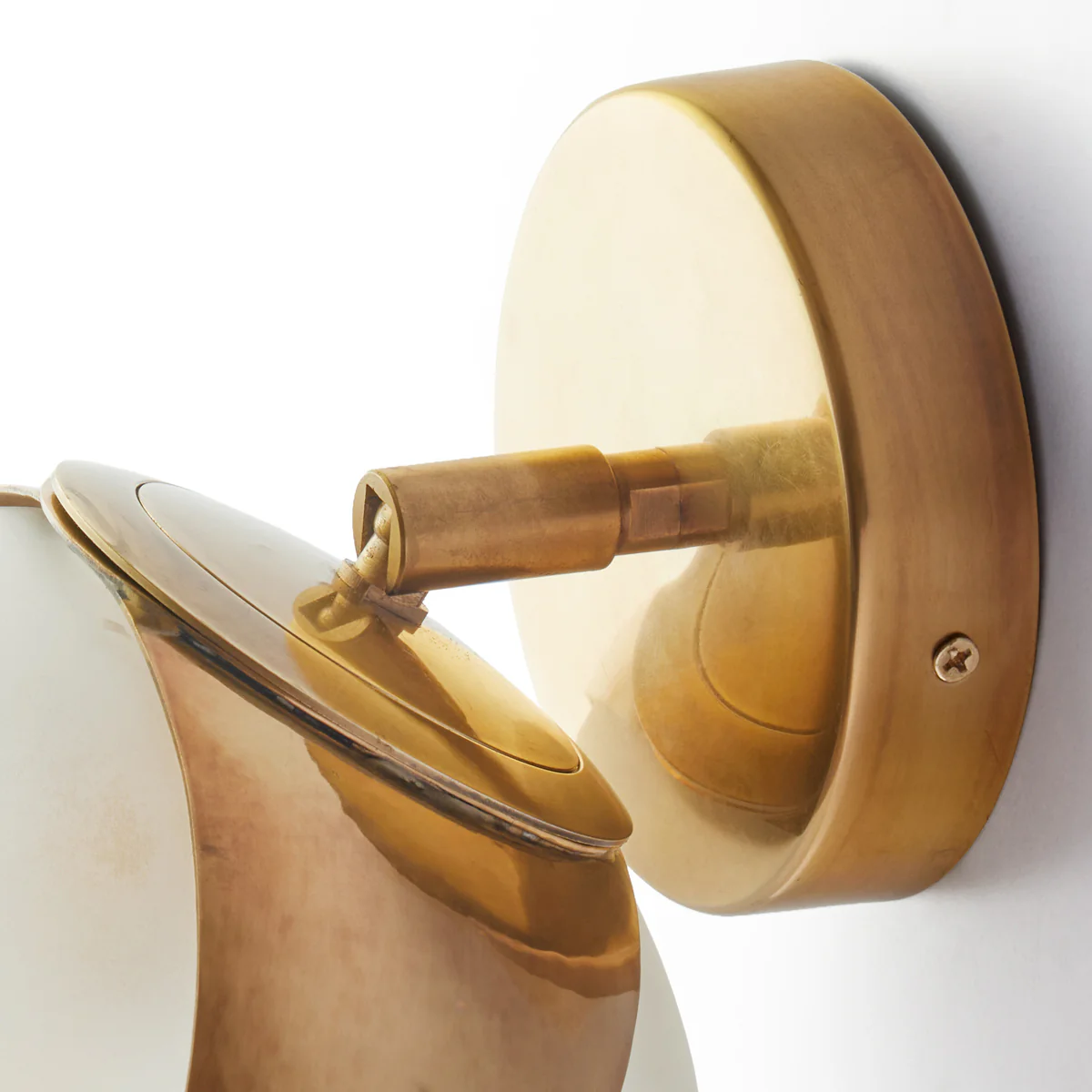 Buzz wall light in brass and frosted glass - Image 9