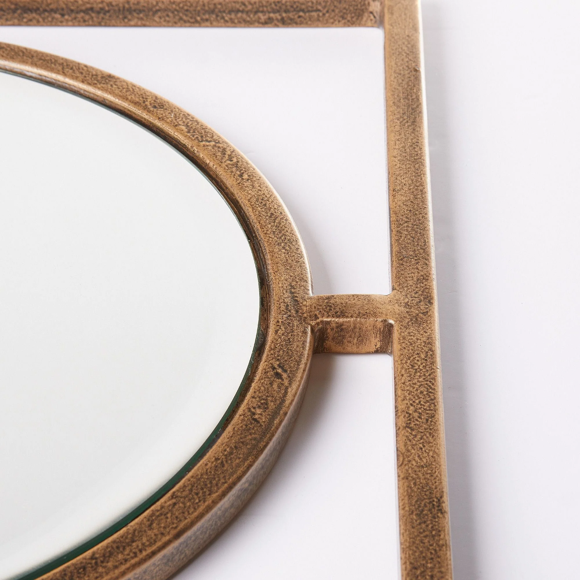 Circle link mirror in antique gold - Image 3
