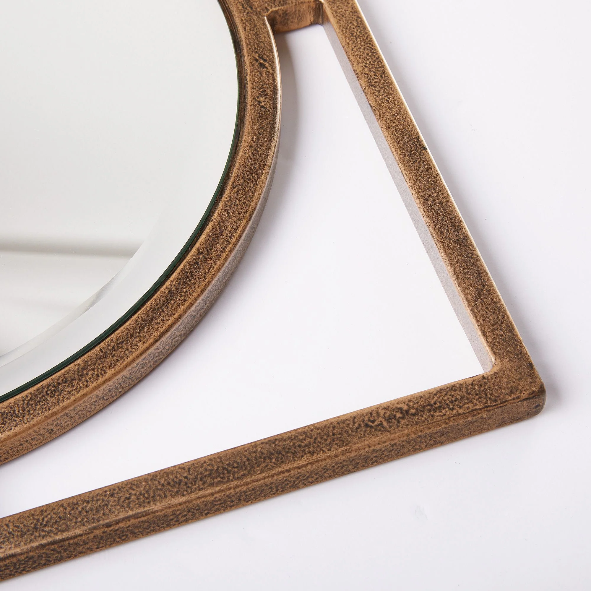 Circle link mirror in antique gold - Image 4