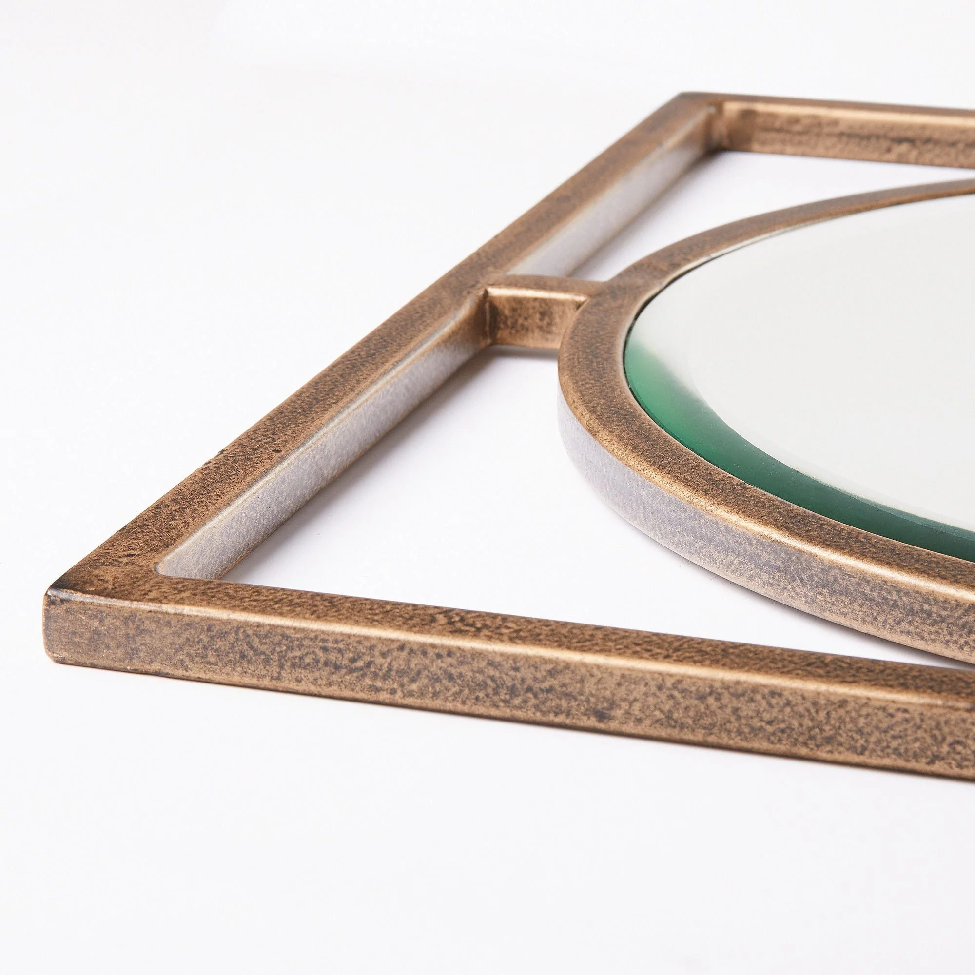 Circle link mirror in antique gold - Image 5