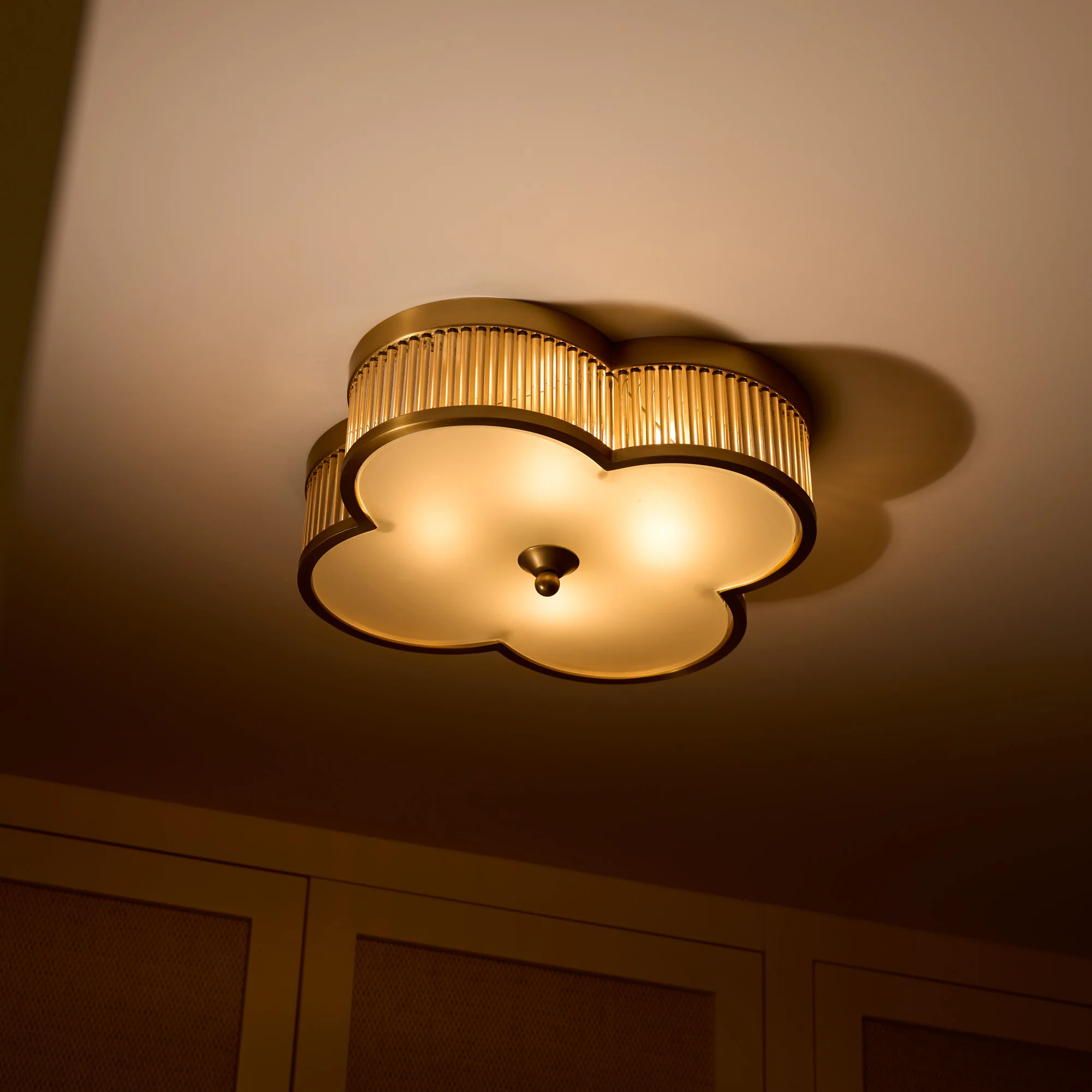 Clover flush ceiling fitting in brass with glass rods - Image 7