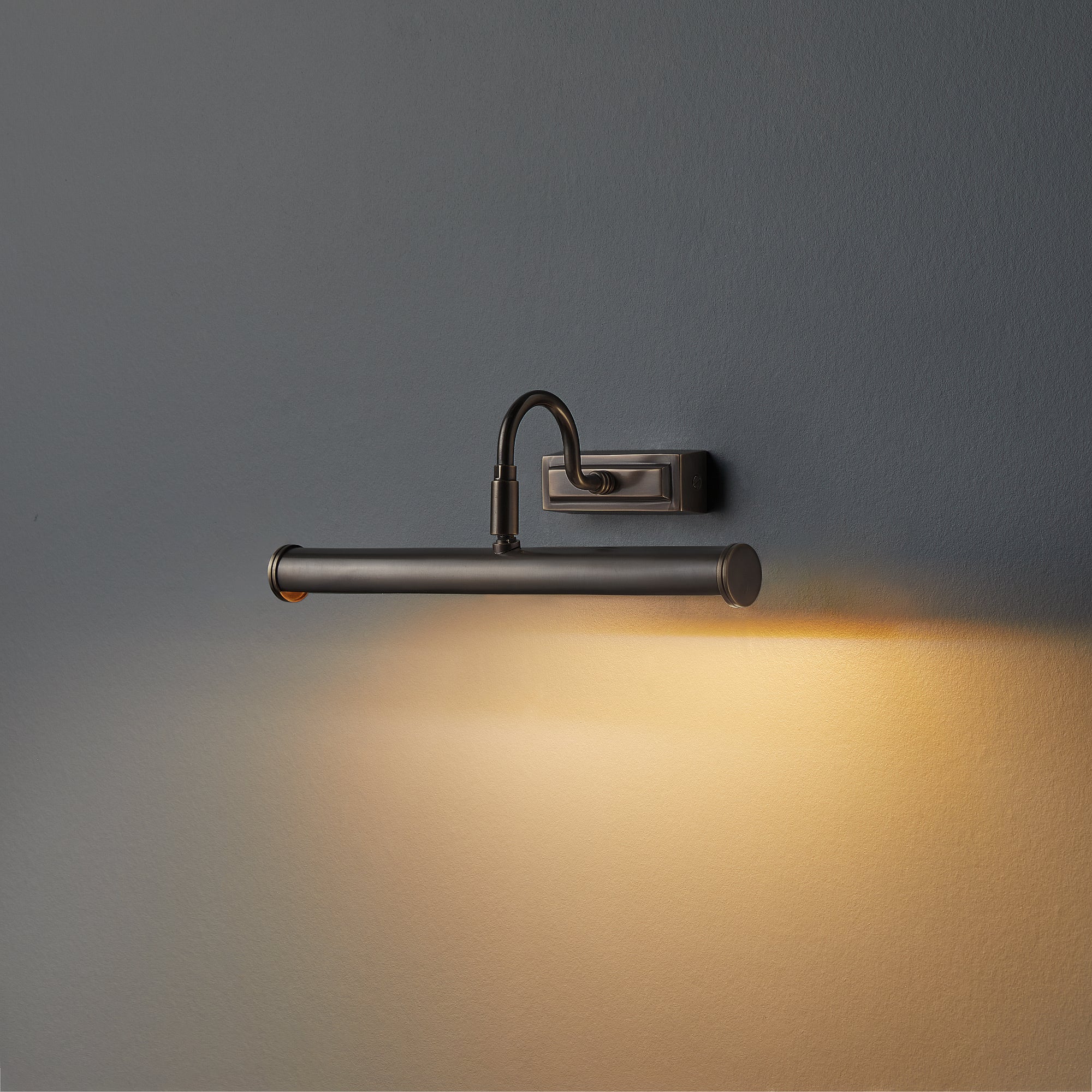 Smaller Clyfford picture light in bronze - Image 12