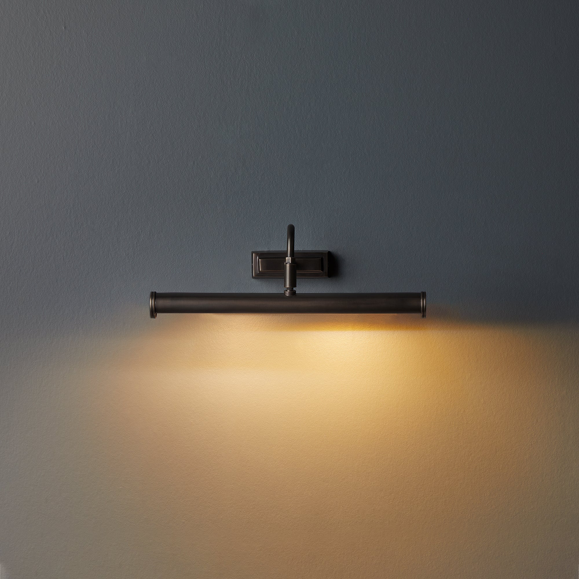 Smaller Clyfford picture light in bronze - Image 2