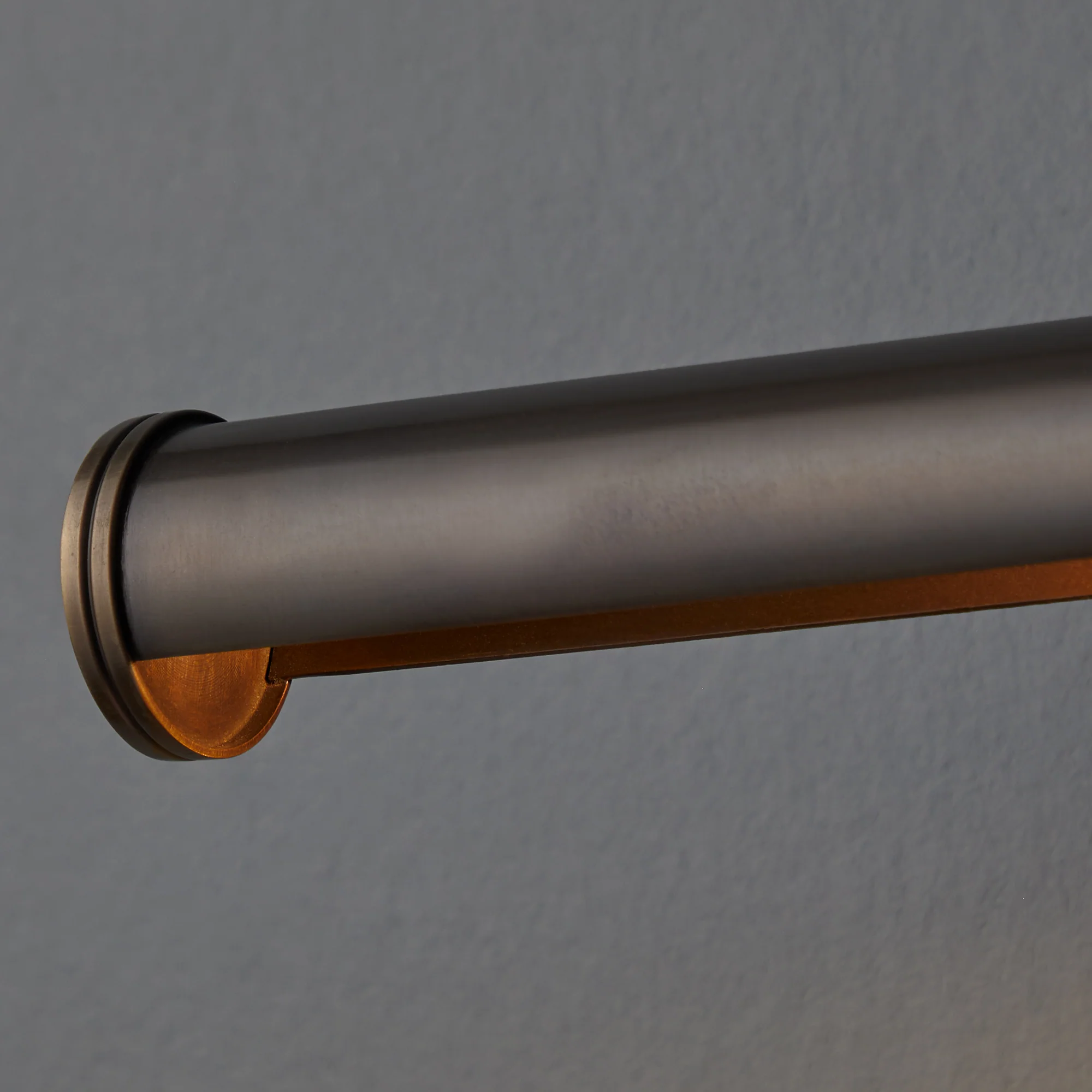 Smaller Clyfford picture light in bronze - Image 7