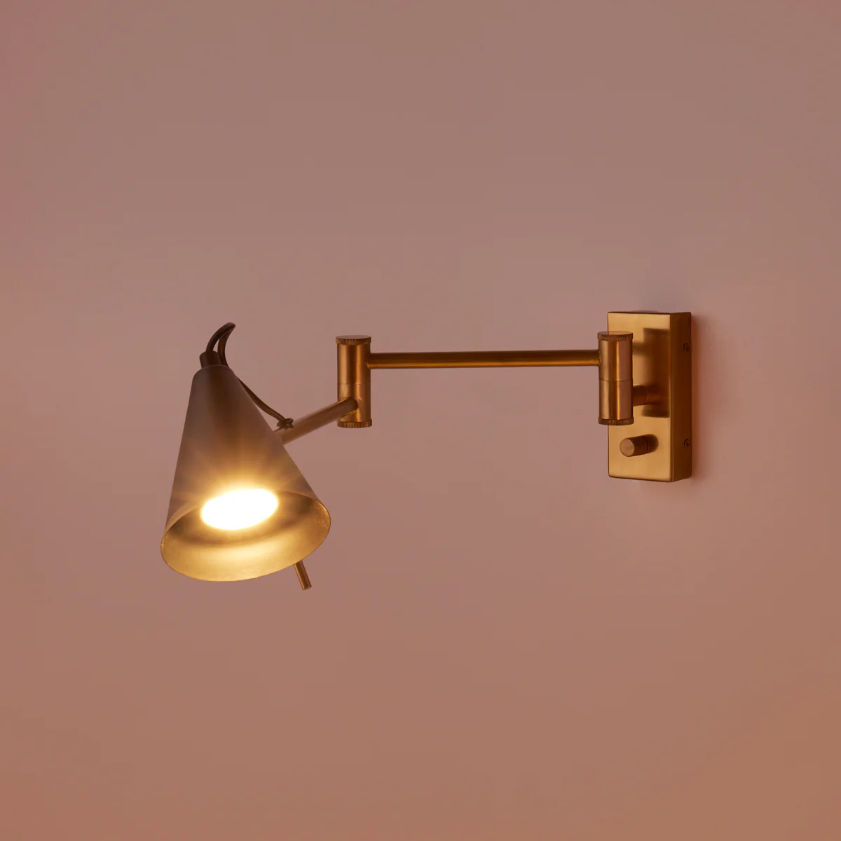 Conrad articulated wall light in brass with bronze hood - Image 3