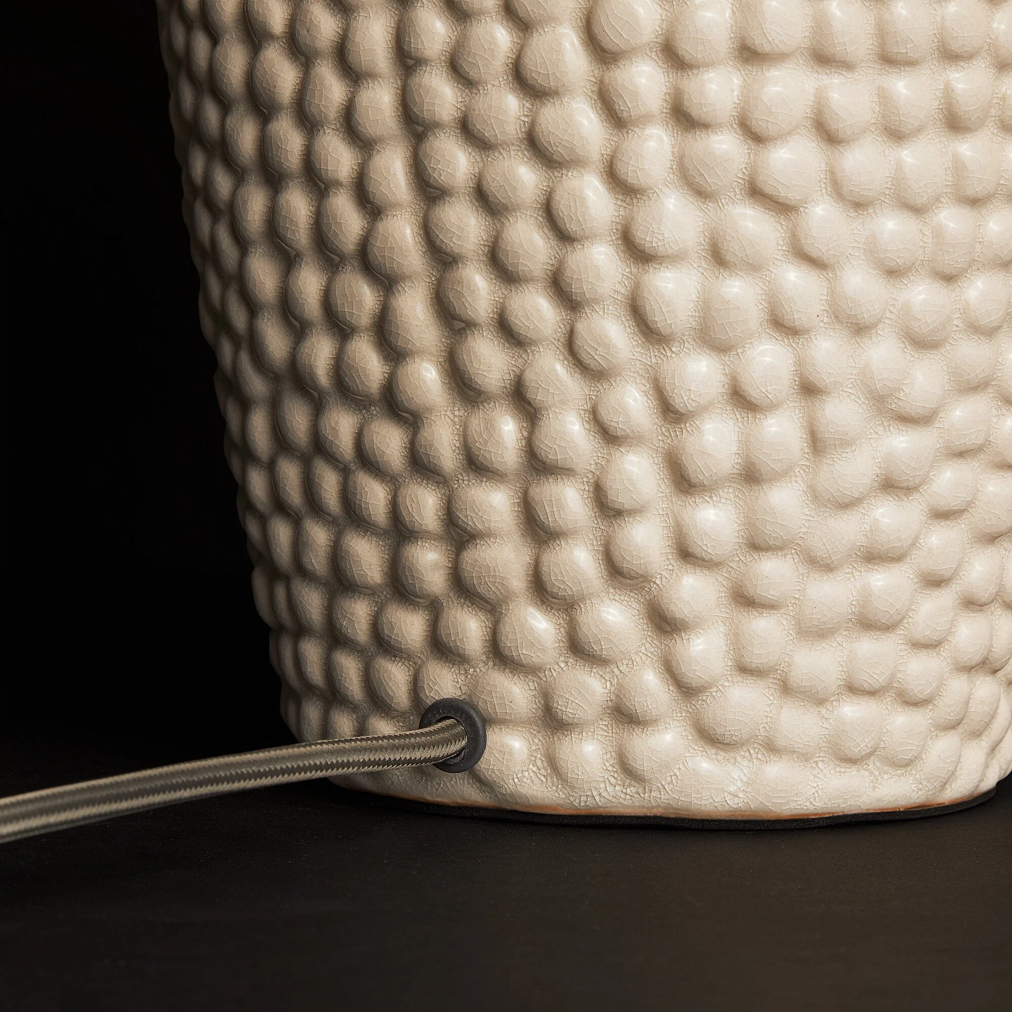 Cowrie table lamp in stone ceramic - Image 8