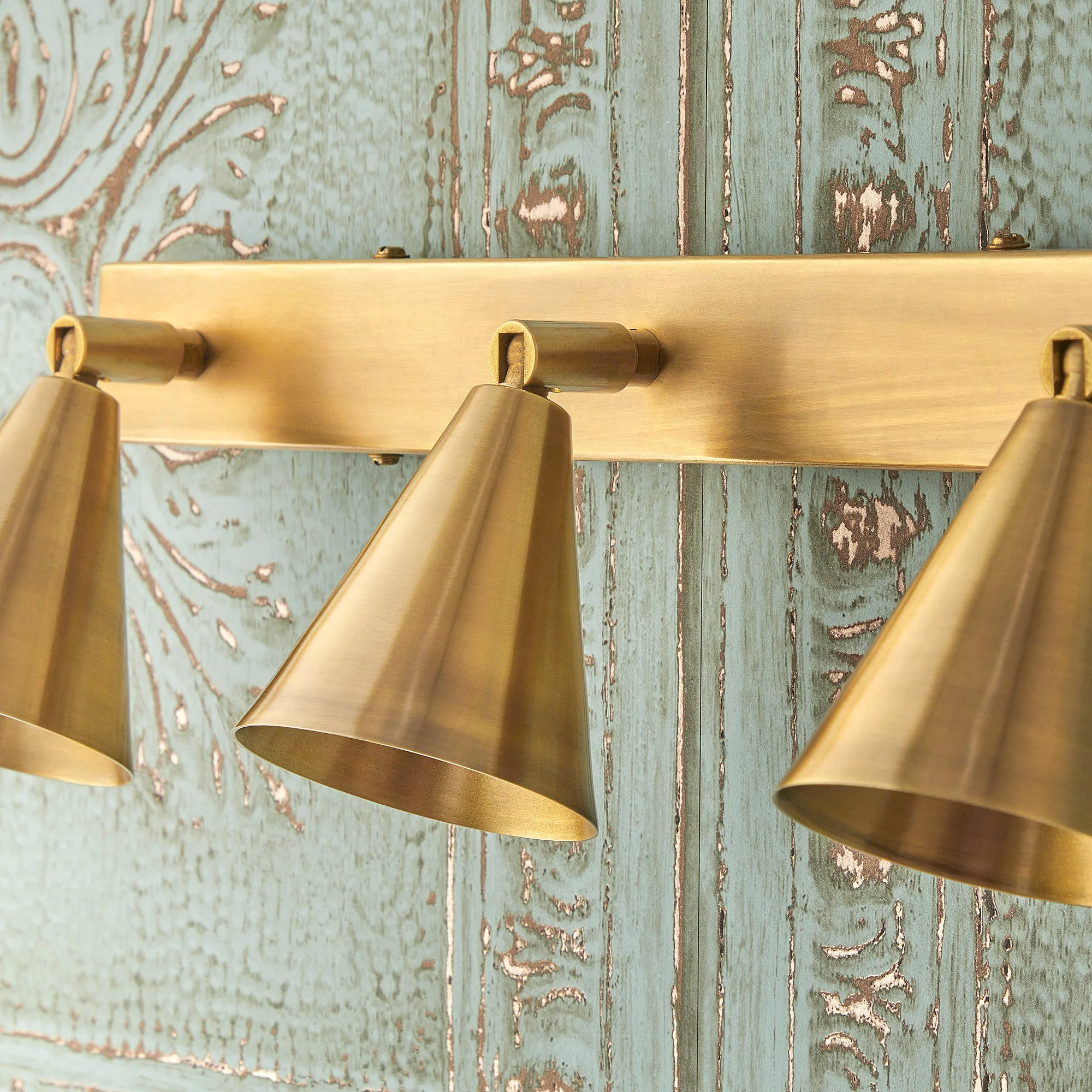 Crick triple spotlight in antiqued brass - Image 10