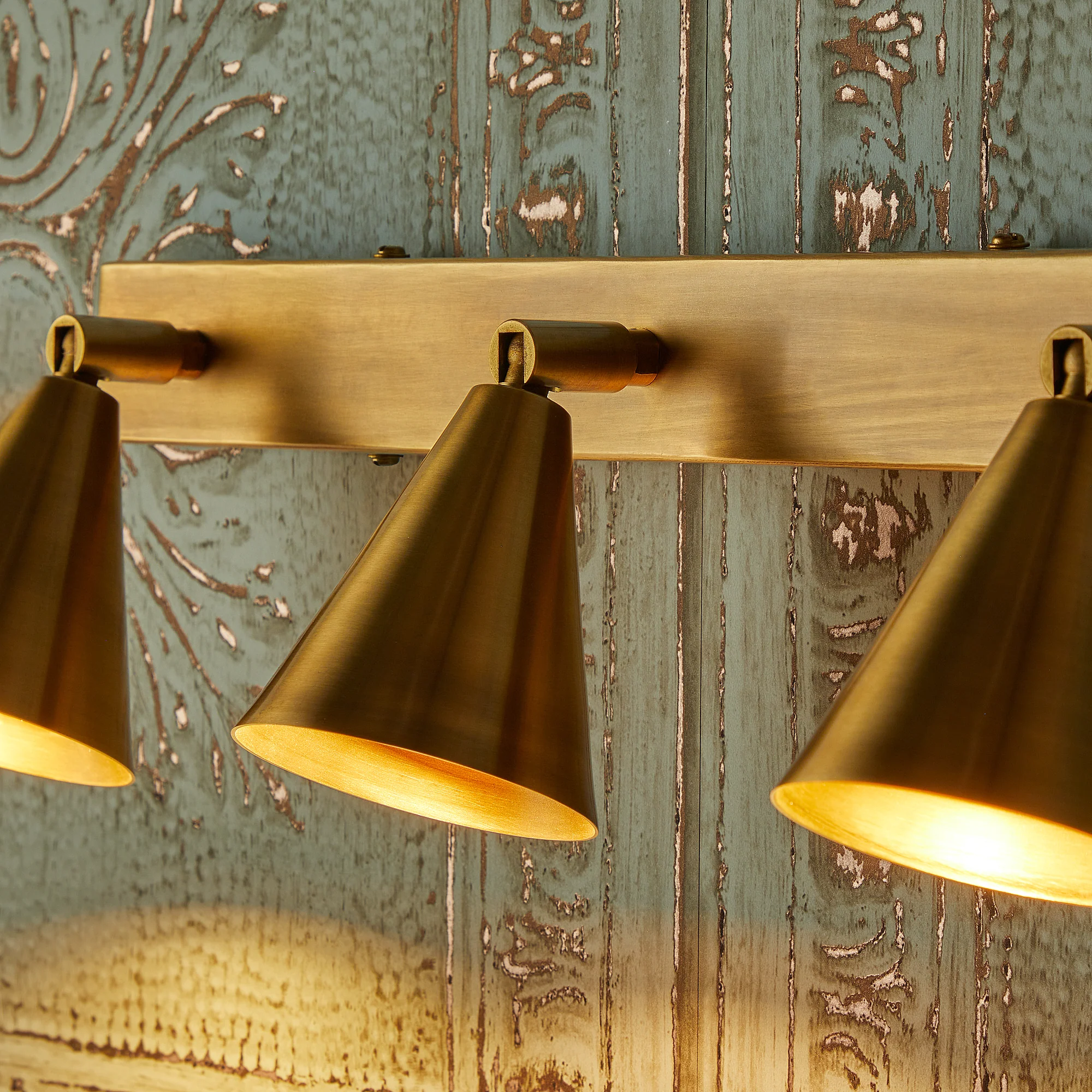 Crick triple spotlight in antiqued brass - Image 11