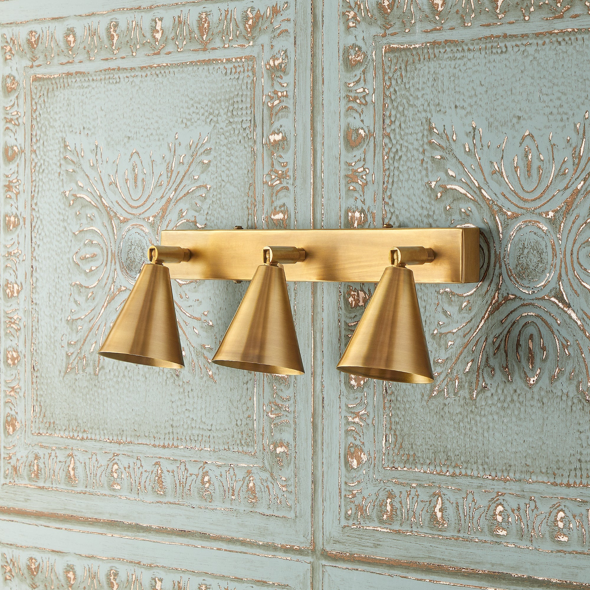 Crick triple spotlight in antiqued brass - Image 3