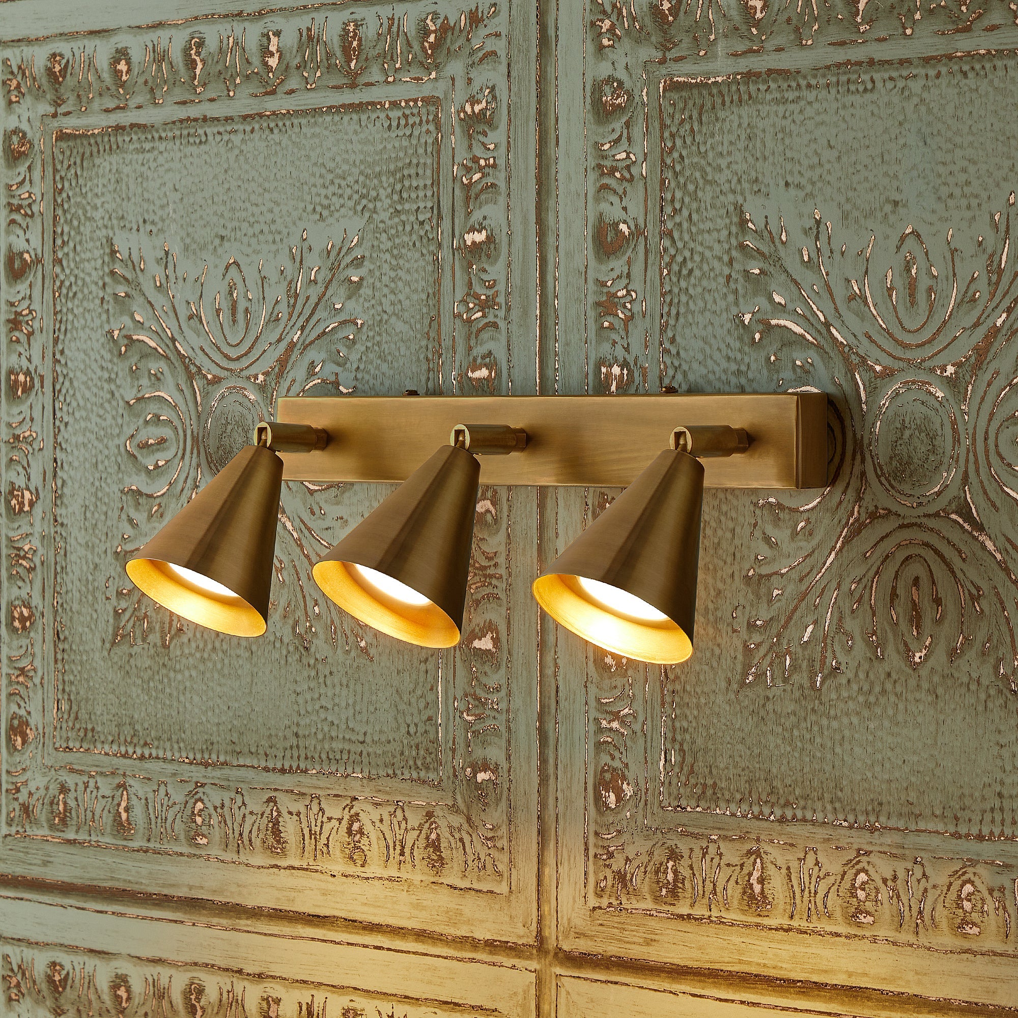 Crick triple spotlight in antiqued brass - Image 4