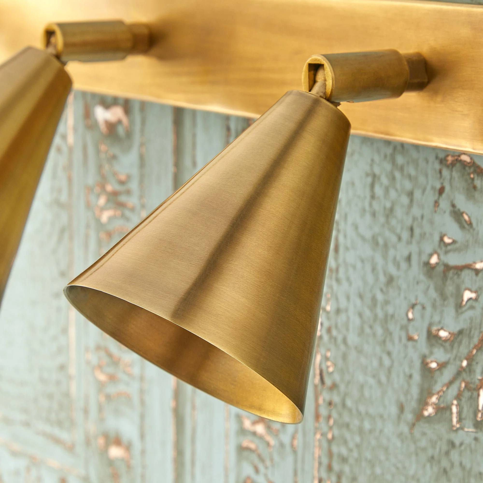 Crick triple spotlight in antiqued brass - Image 6