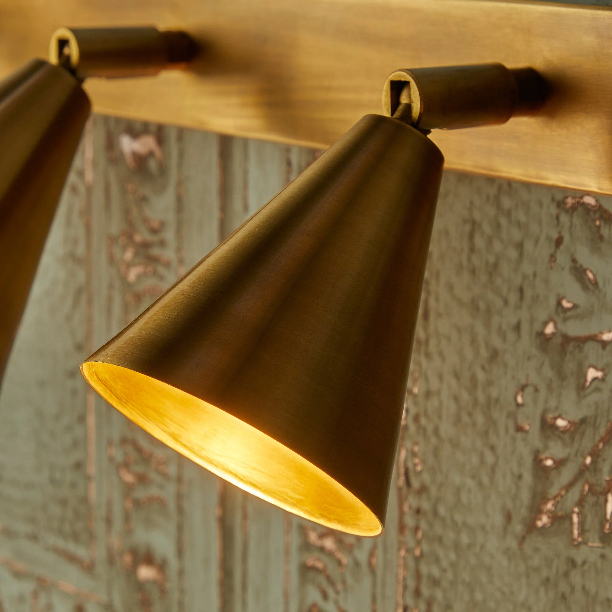 Crick triple spotlight in antiqued brass - Image 7