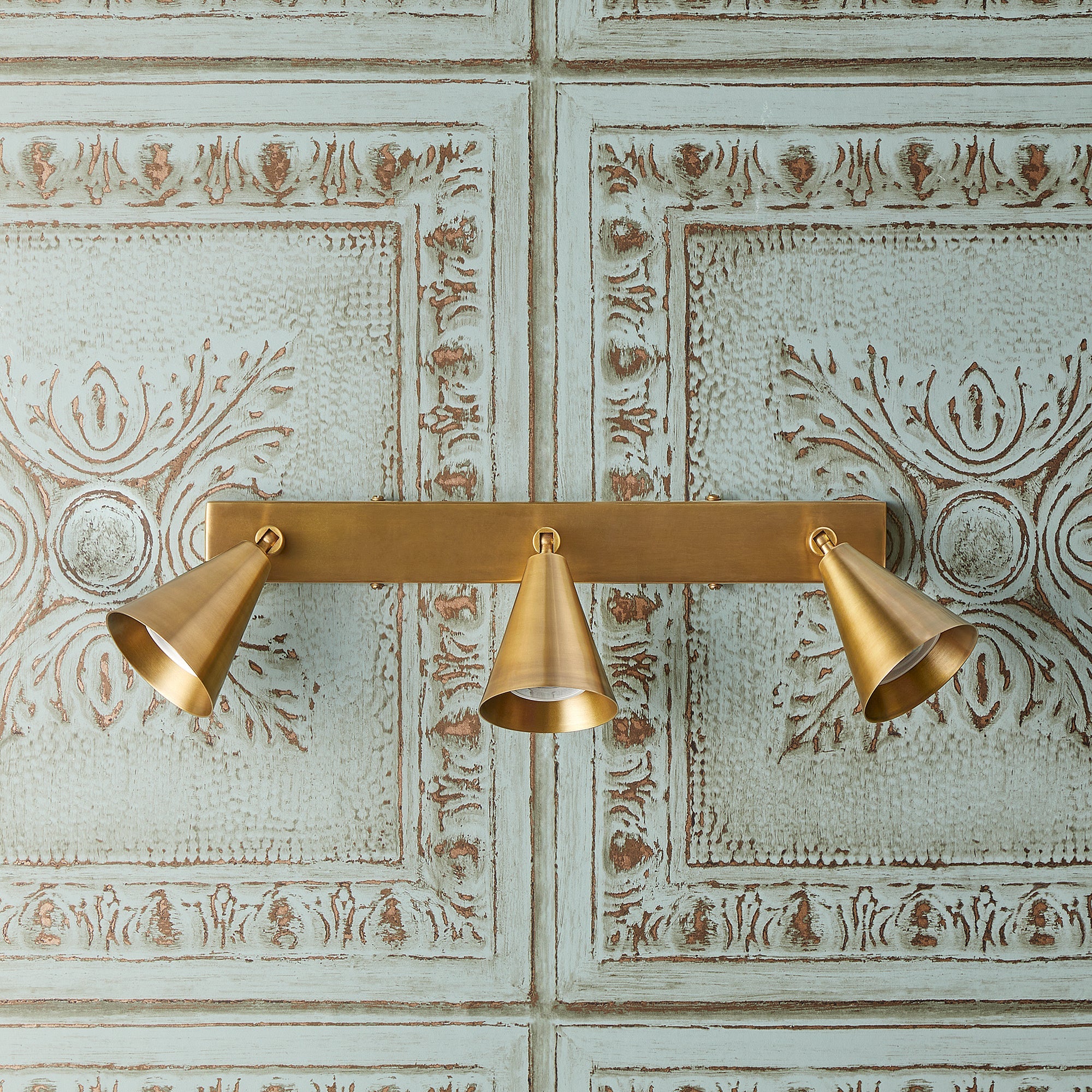 Crick triple spotlight in antiqued brass - Image 8