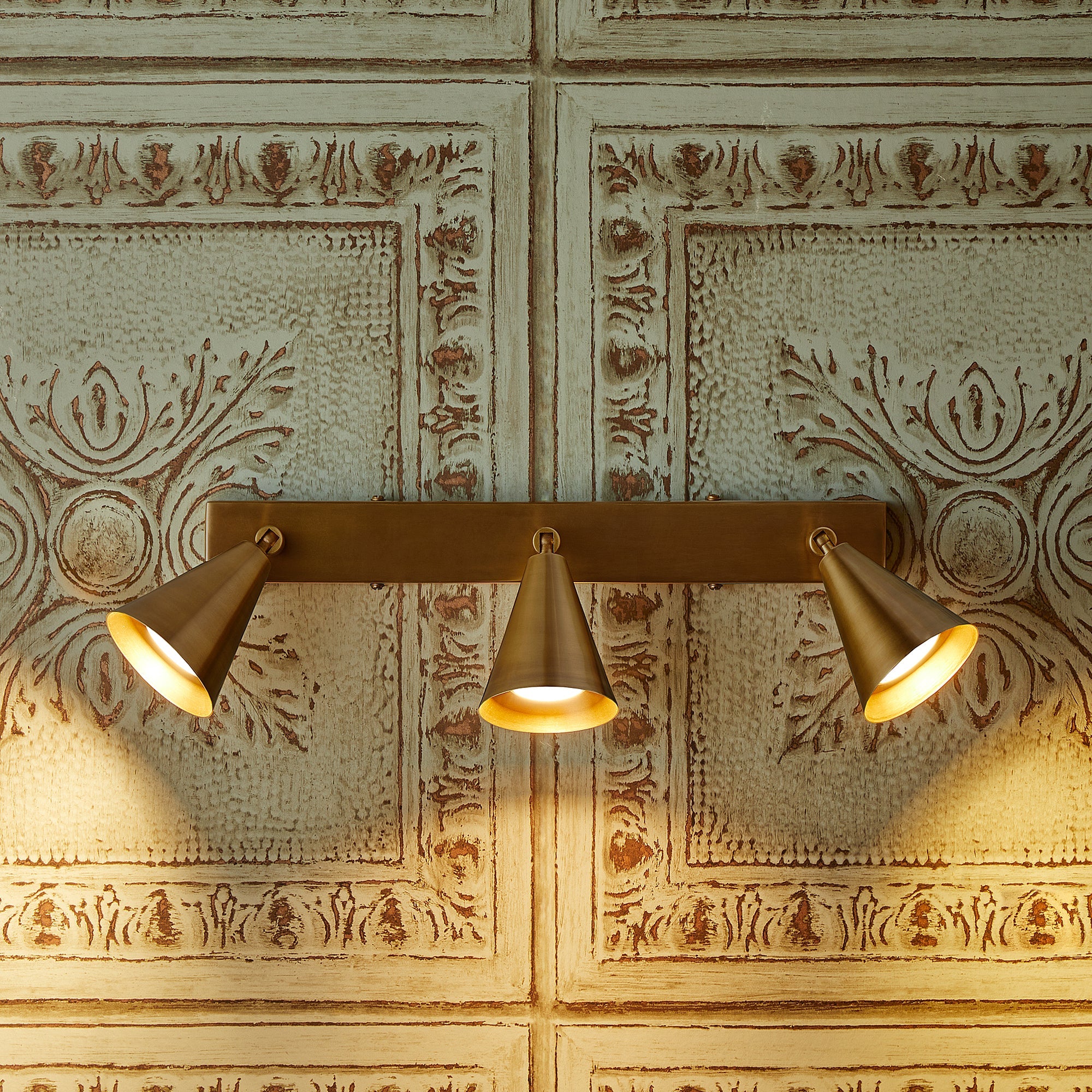 Crick triple spotlight in antiqued brass - Image 9