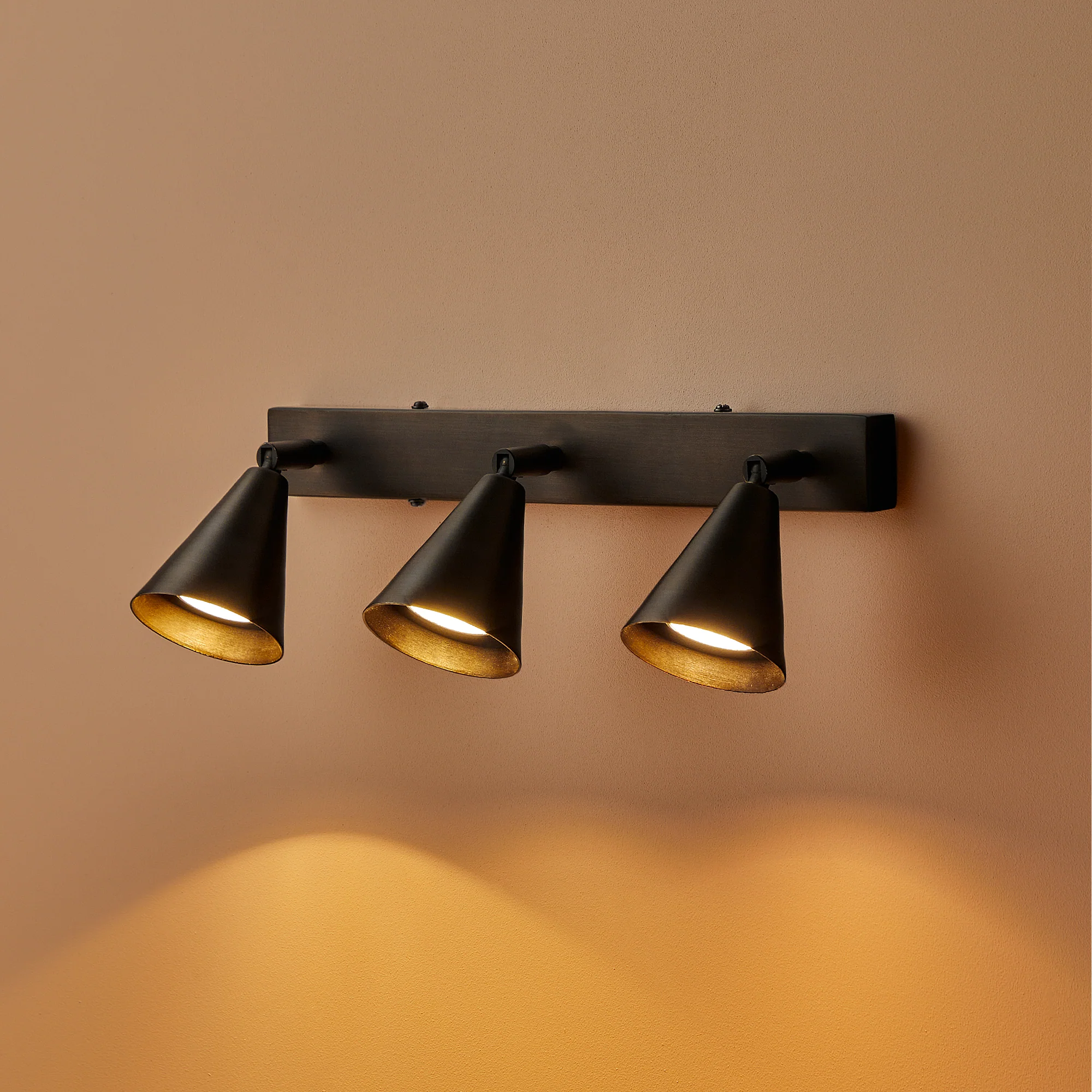 Crick triple spotlight in bronze - Image 4