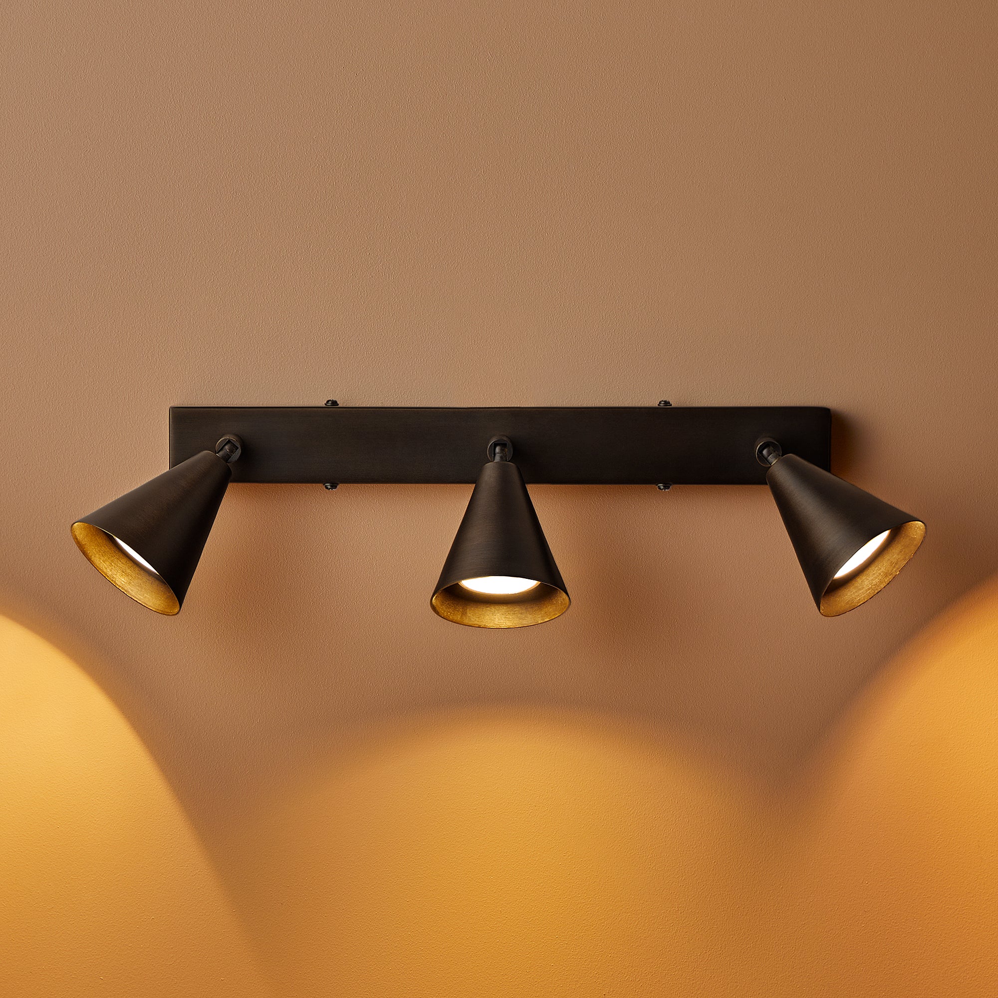 Crick triple spotlight in bronze - Image 9
