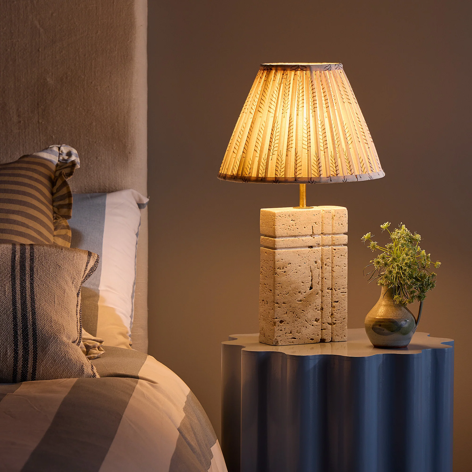 Criss Cross rechargeable table lamp in natural marble - Image 6