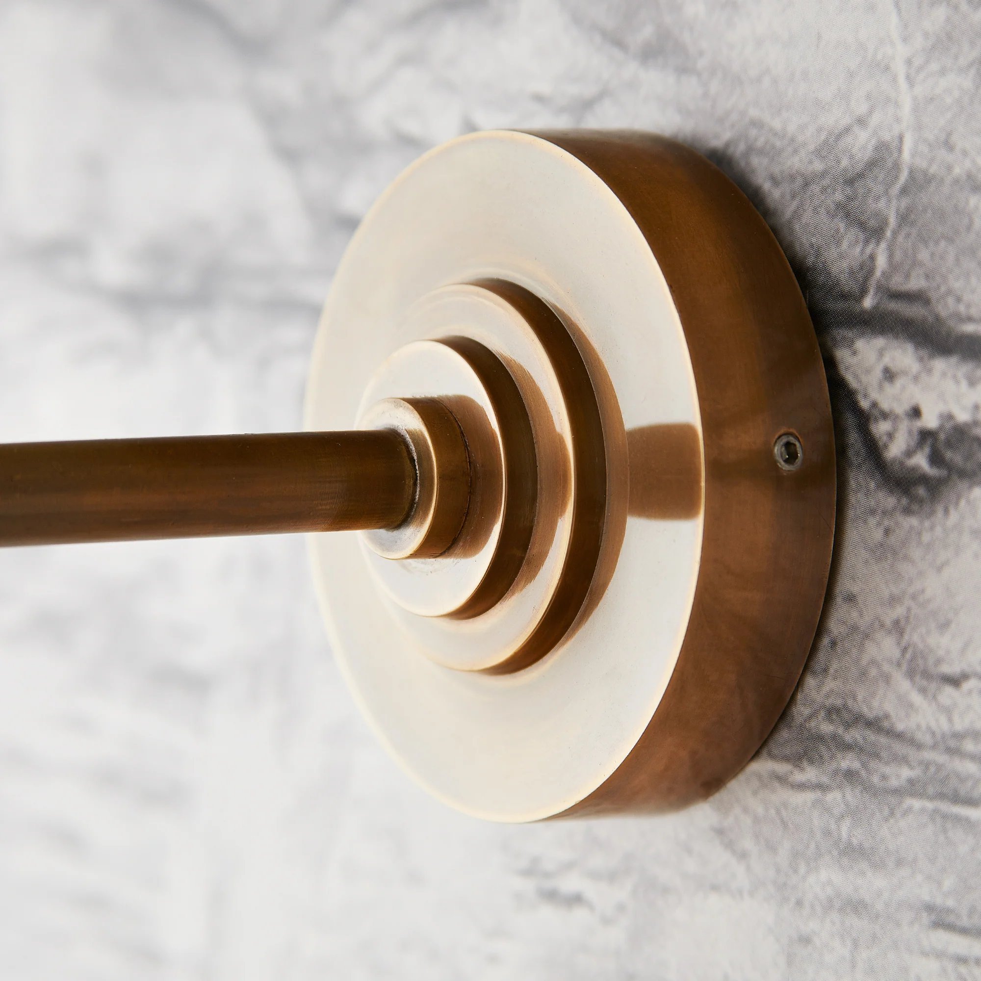 Curlew IP44 wall light in antique brass - Image 3