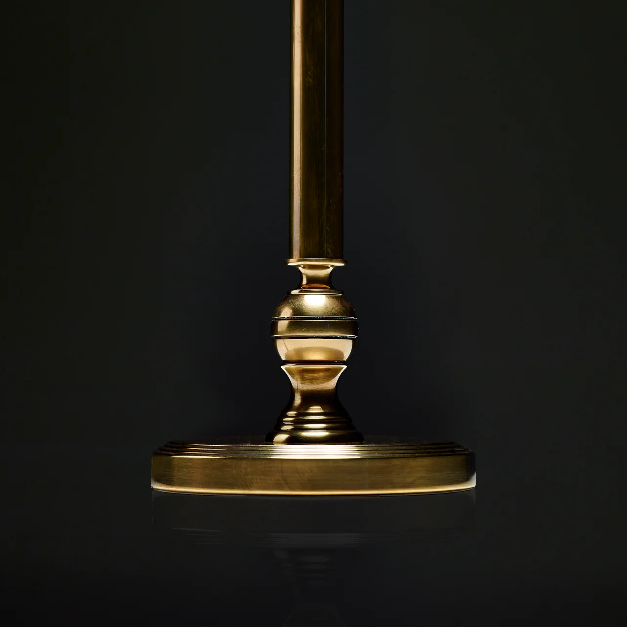 Cuthbert table lamp in brass - Image 3