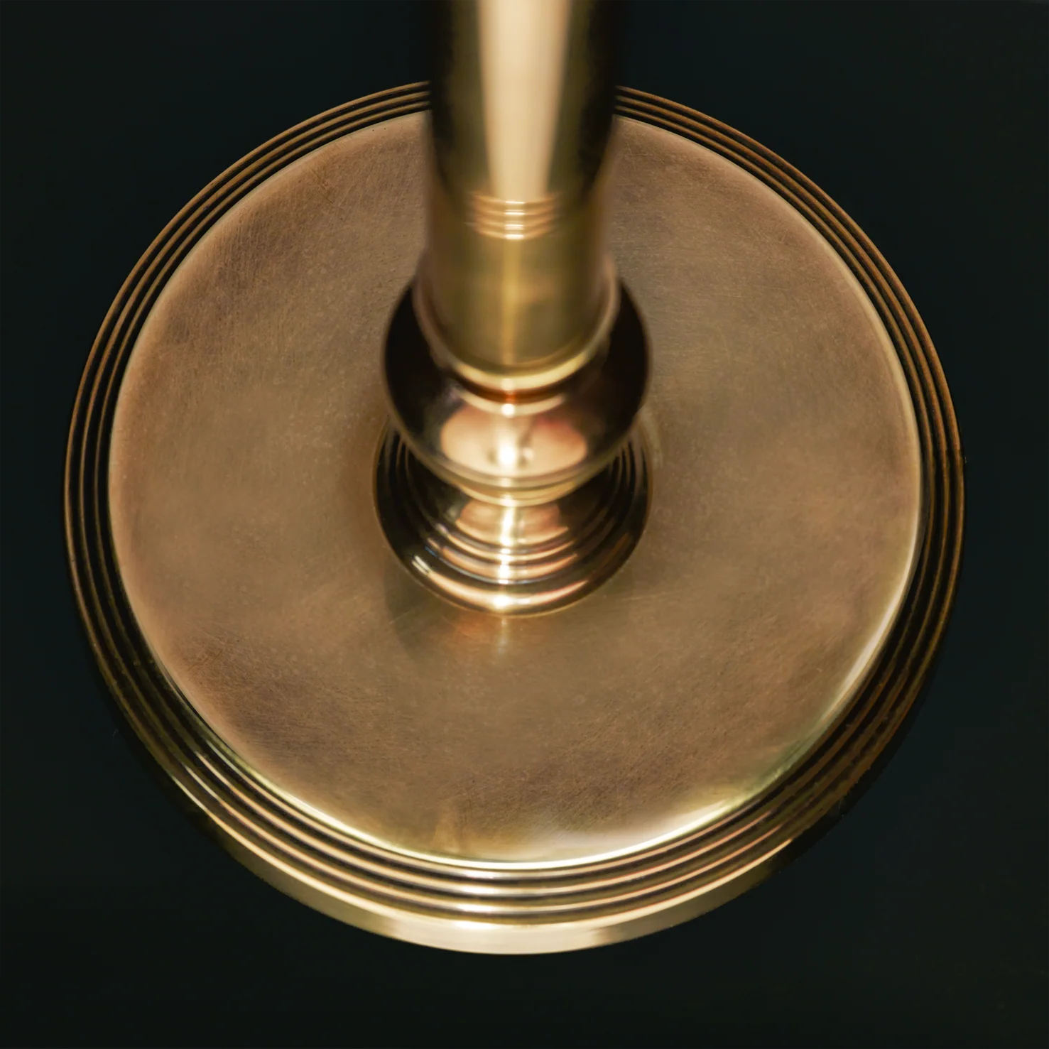 Cuthbert table lamp in brass - Image 5