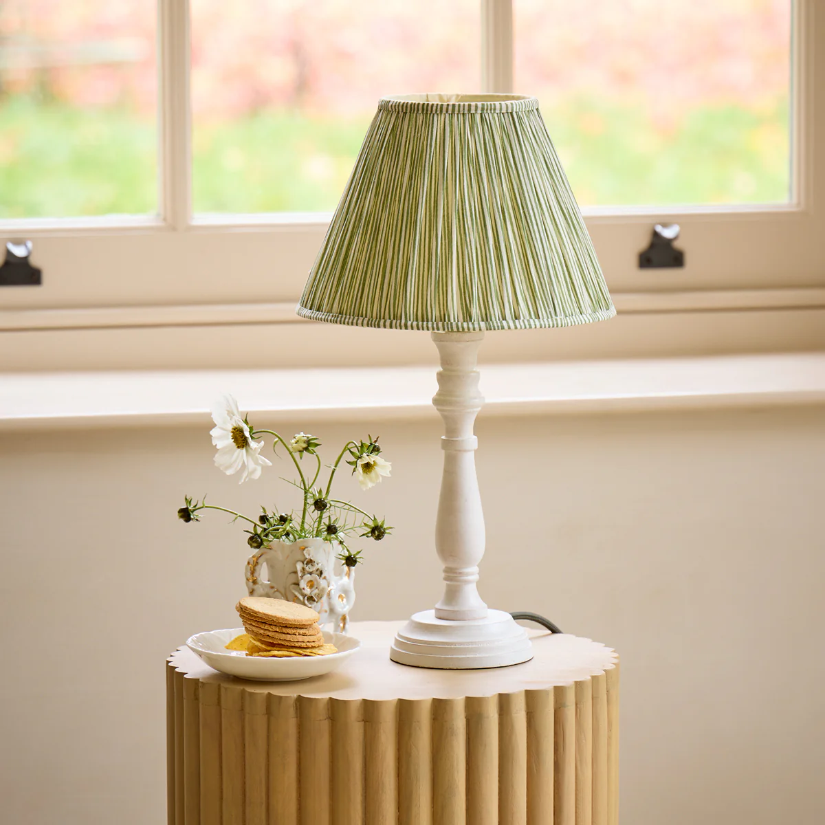 Daisy table lamp in natural whitewash - Image 7