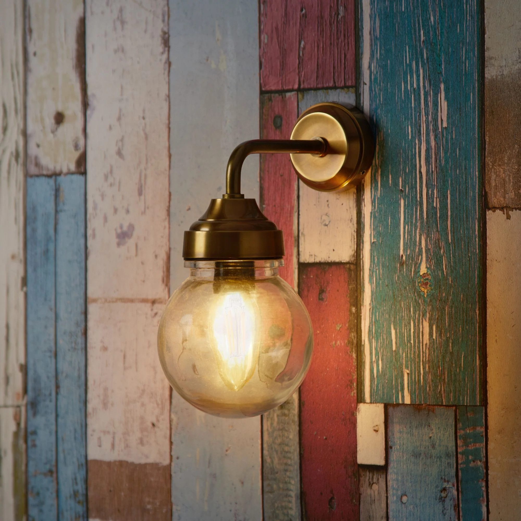 Davide IP44 wall light in antiqued brass and glass - Image 5
