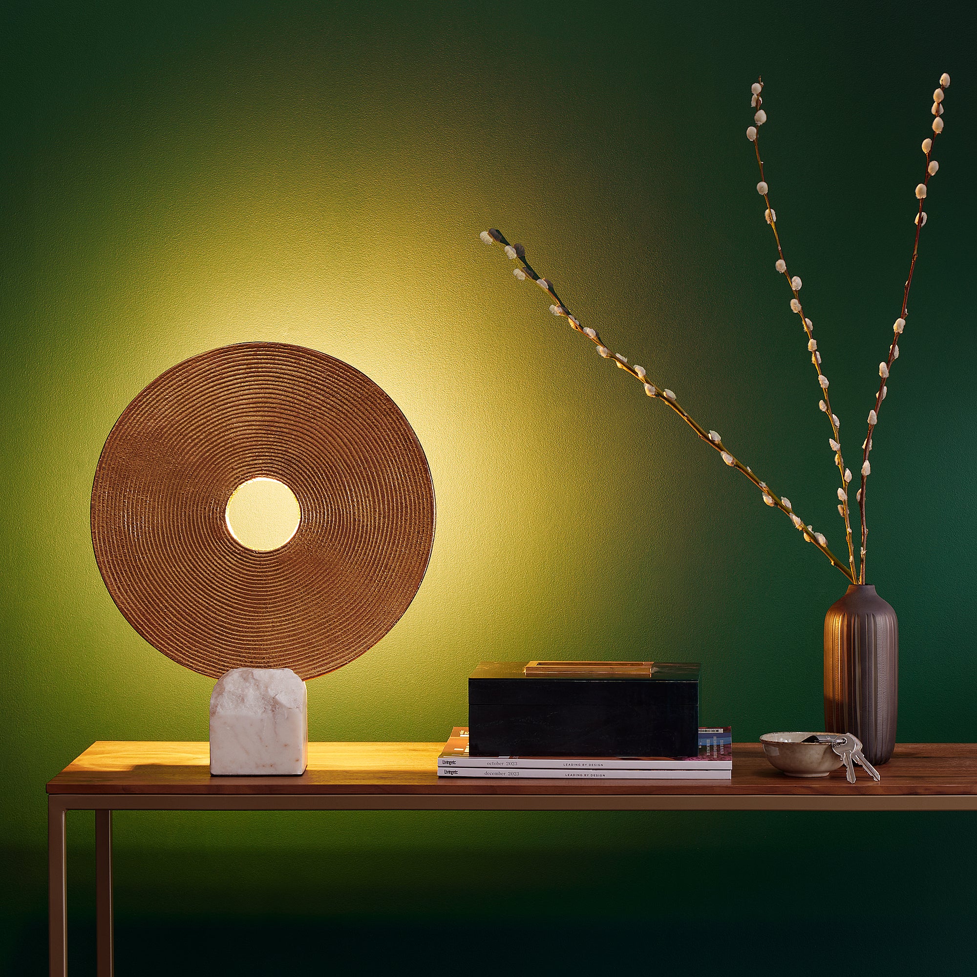Discus sculptural table lamp in gold and white marble - Image 2