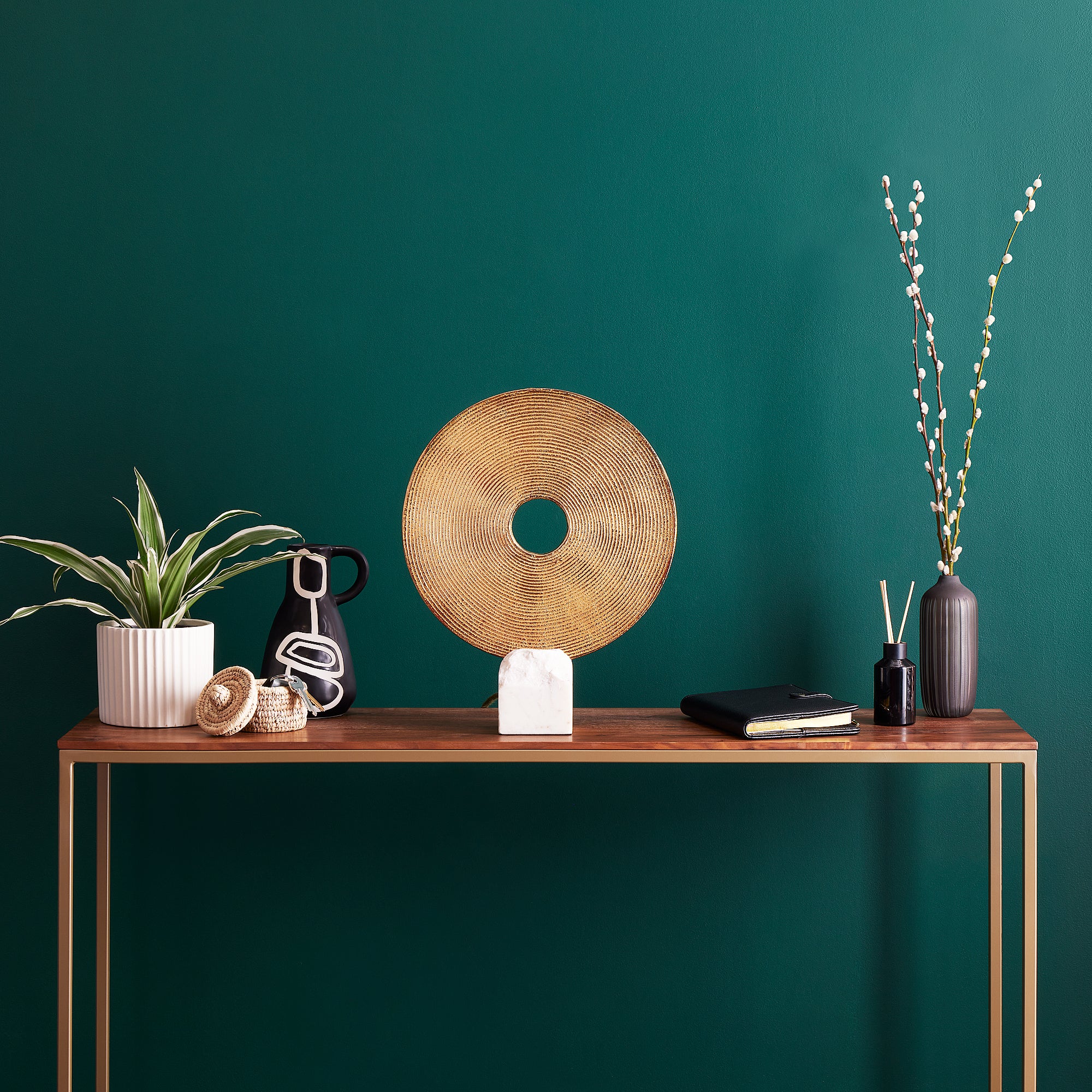 Discus sculptural table lamp in gold and white marble - Image 6