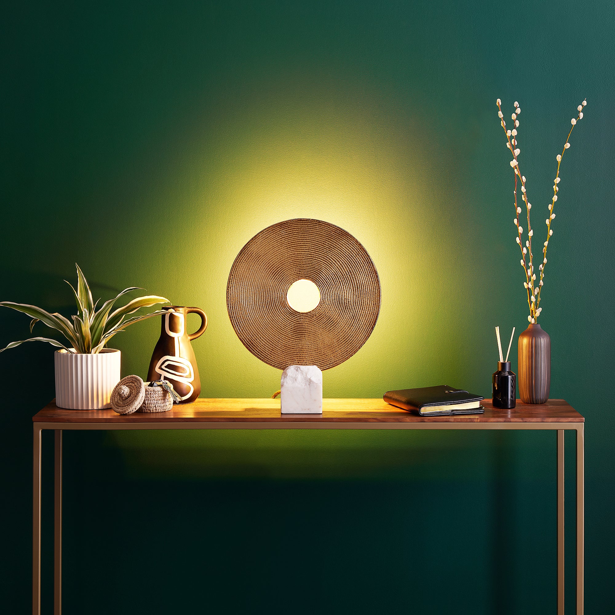 Discus sculptural table lamp in gold and white marble - Image 7