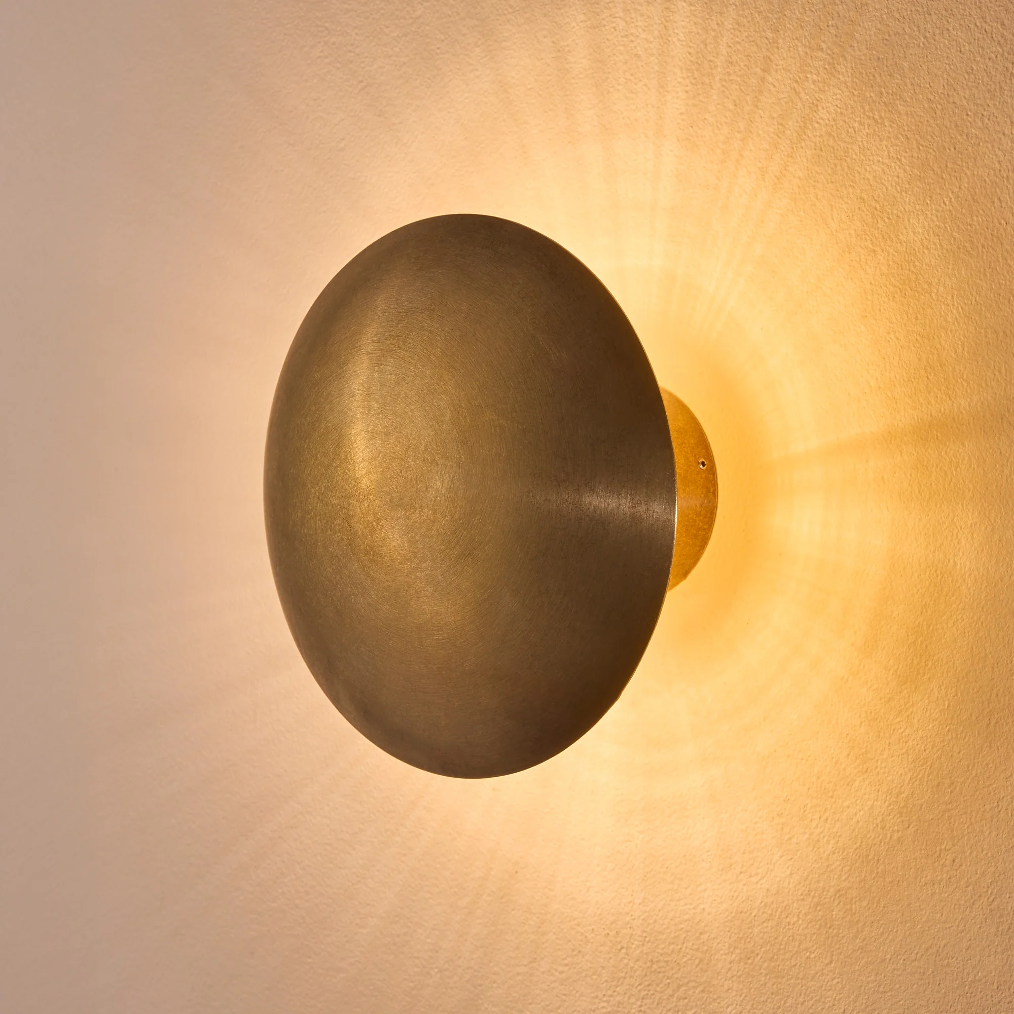 Eden IP65 wall light in brass - Image 3