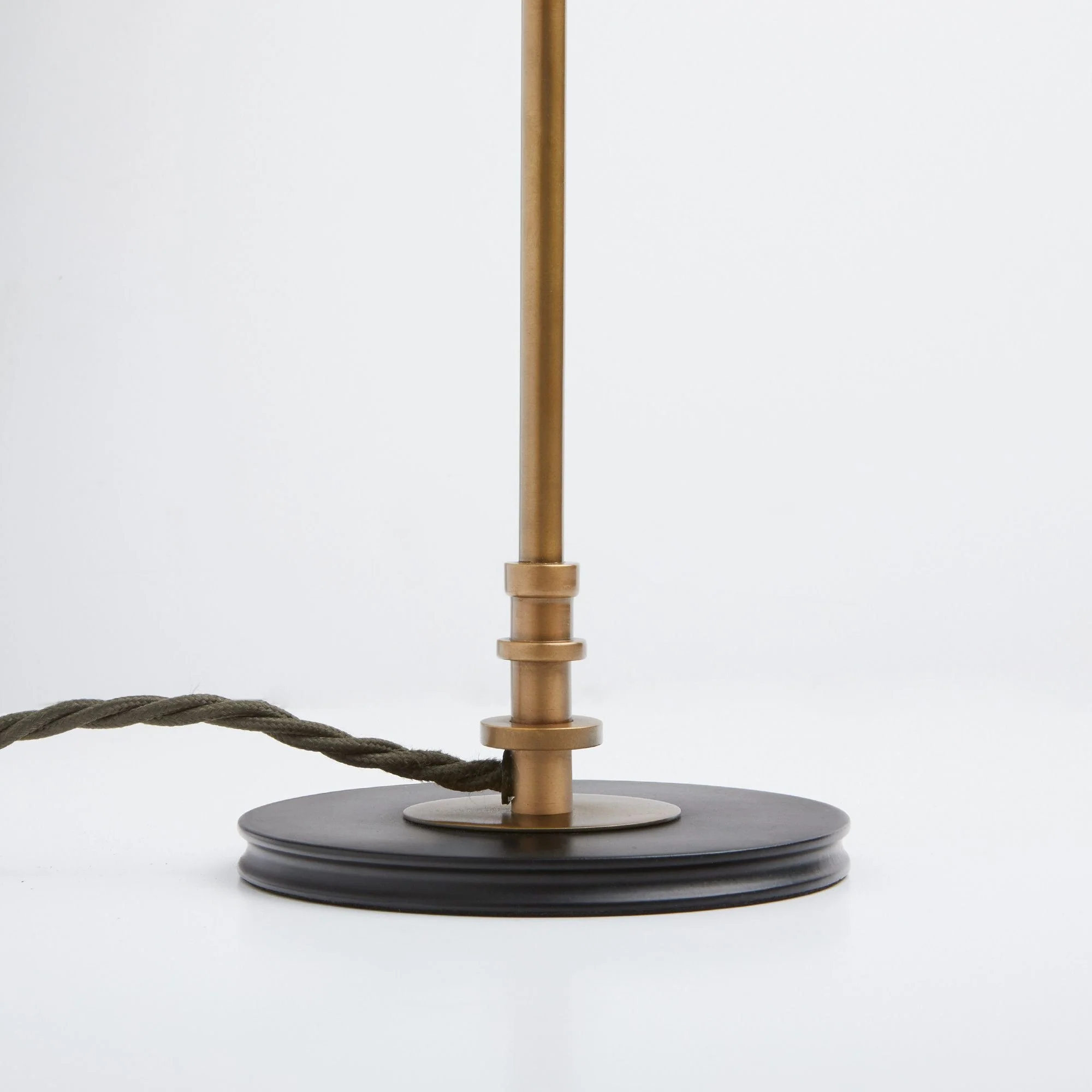 Elona table lamp in brass with a black iron base - Image 2